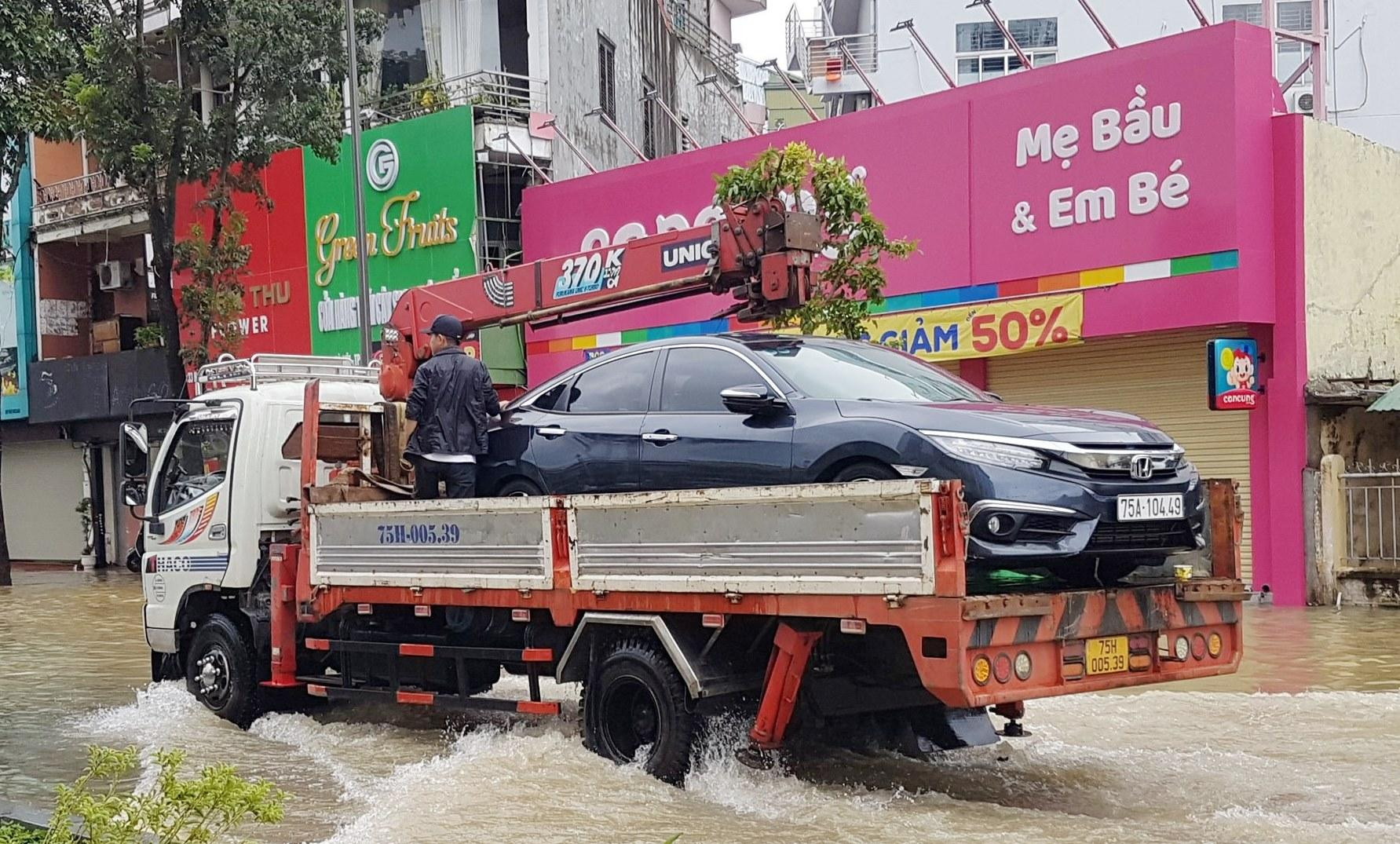 Xe cứu hộ ô tô hoạt động liên tục trên đường phố, khá nhiều ô tô tại TP Huế đã bị ngập dù đã chuẩn bị để xe ở nơi cao. Xe cứu hộ ô tô hoạt động liên tục trên đường phố, khá nhiều ô tô tại TP Huế đã bị ngập dù đã chuẩn bị để xe ở nơi cao.