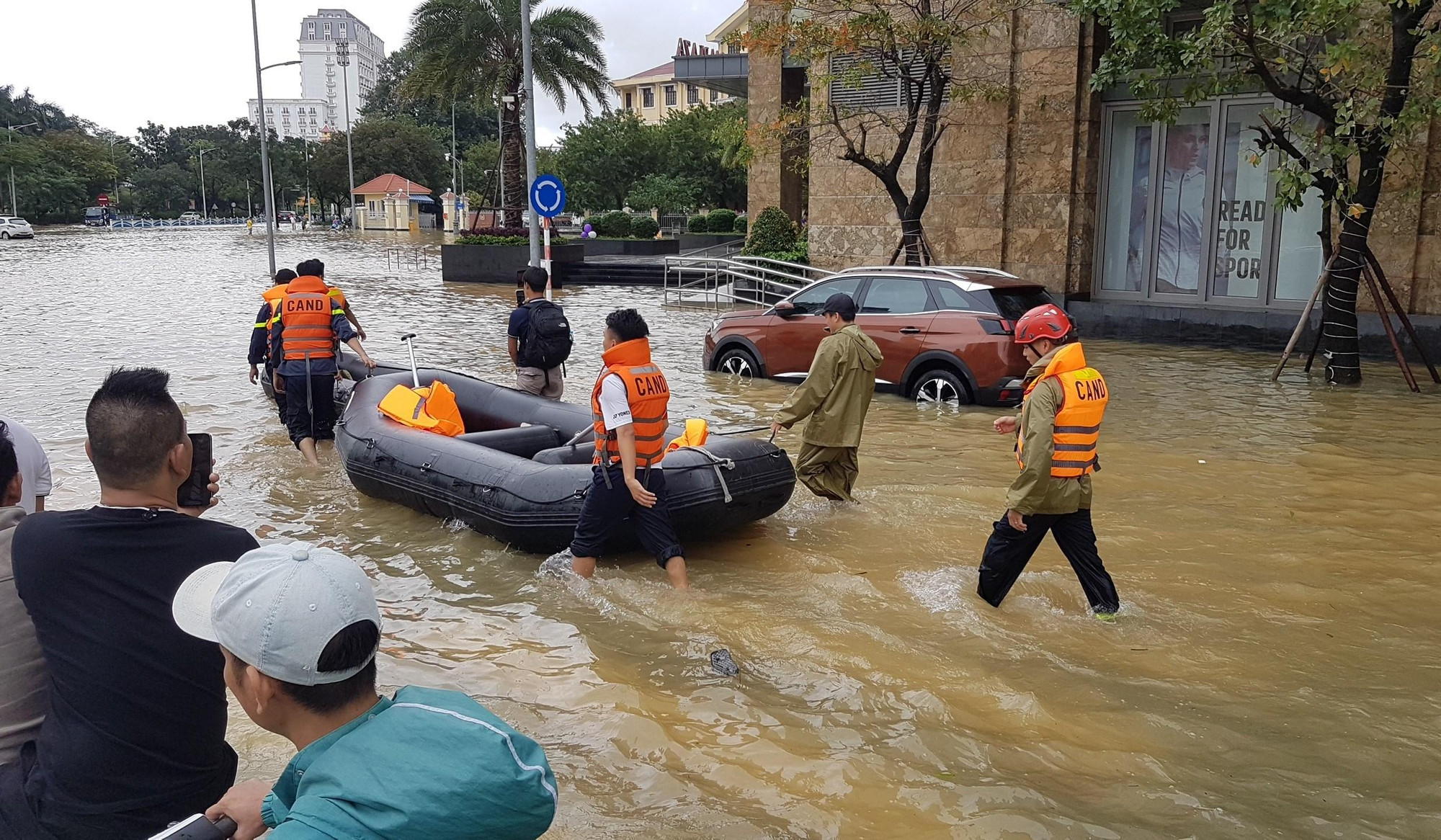 Các lực lượng công an, quân đội làm nhiệm vụ cứu hộ tại các nẻo đường bị ngập lụt. Các lực lượng công an, quân đội làm nhiệm vụ cứu hộ tại các nẻo đường bị ngập lụt.