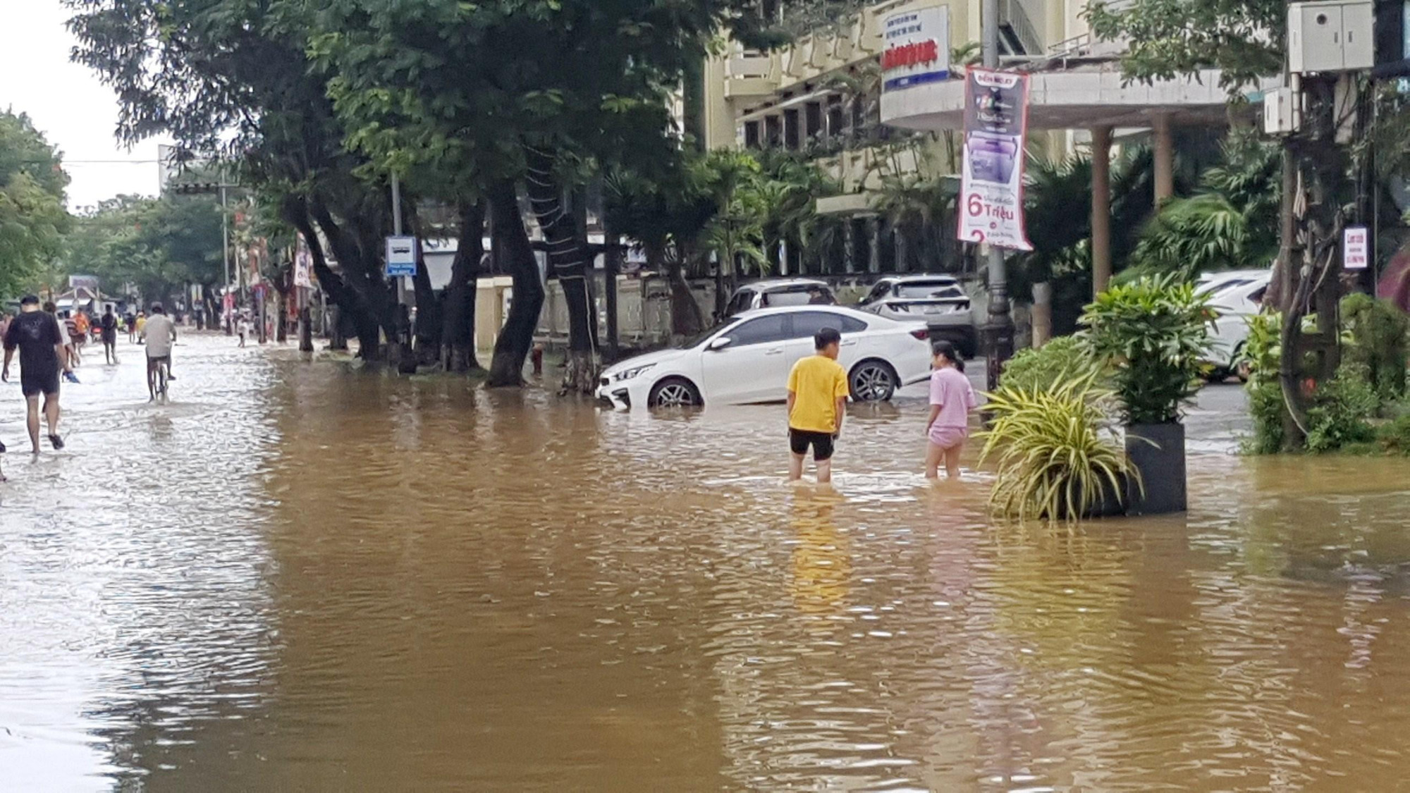 Đường Nguyễn Huệ cũng bị ngập sâu nhiều đoạn. Đường Nguyễn Huệ cũng bị ngập sâu nhiều đoạn.