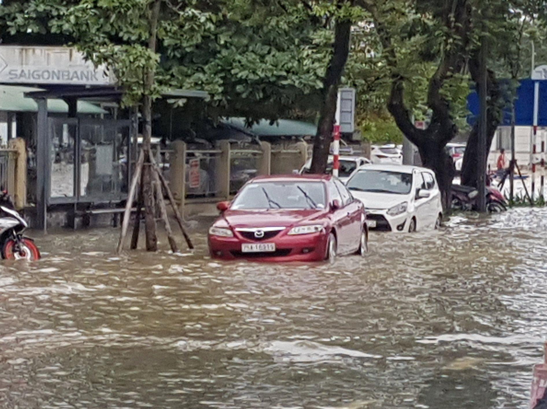 Ô tô để trú qua đêm ở đường Hà Nội cao ráo cũng bị nước ngập vào gầm xe. Ô tô để trú qua đêm ở đường Hà Nội cao ráo cũng bị nước ngập vào gầm xe.