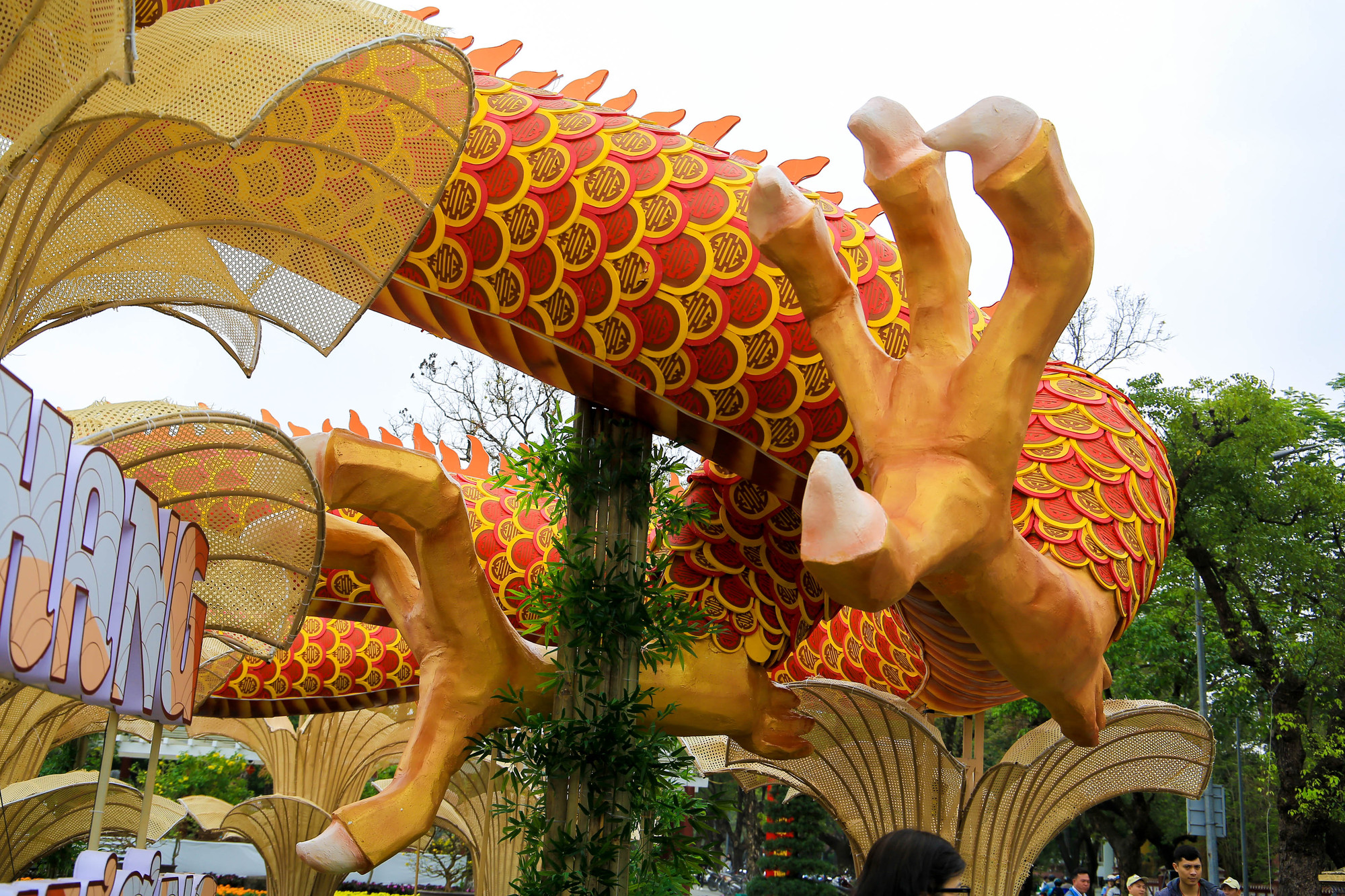 Vảy rồng thiết kế tinh xảo, đan xen từng miếng và được nghiên cứu mô phỏng ngói thanh lưu ly - loại ngói được sử dụng phổ biến cho các cung điện, lăng tẩm tại Huế.