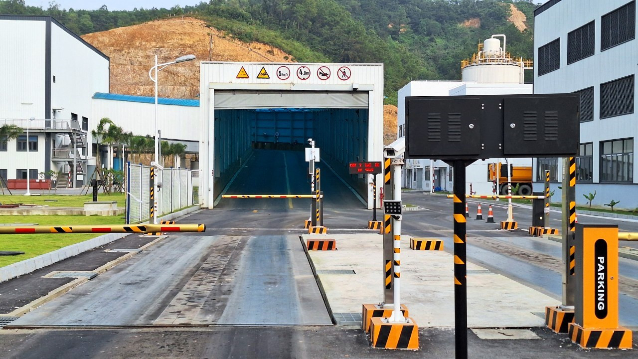Nhà máy do Công ty TNHH Năng lượng môi trường EB làm chủ đầu tư, xây dựng theo mô hình nhà máy đốt rác - phát điện. Trong hình là khu vực trạm cân xe rác ra vào nhà máy. Nhà máy do Công ty TNHH Năng lượng môi trường EB làm chủ đầu tư, xây dựng theo mô hình nhà máy đốt rác - phát điện. Trong hình là khu vực trạm cân xe rác ra vào nhà máy.