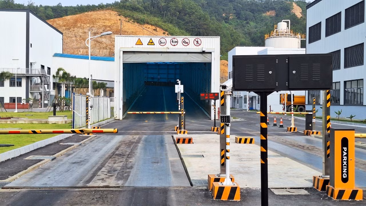 Nhà máy do Công ty TNHH Năng lượng môi trường EB làm chủ đầu tư, xây dựng theo mô hình nhà máy đốt rác - phát điện. Trong hình là khu vực trạm cân xe rác ra vào nhà máy.