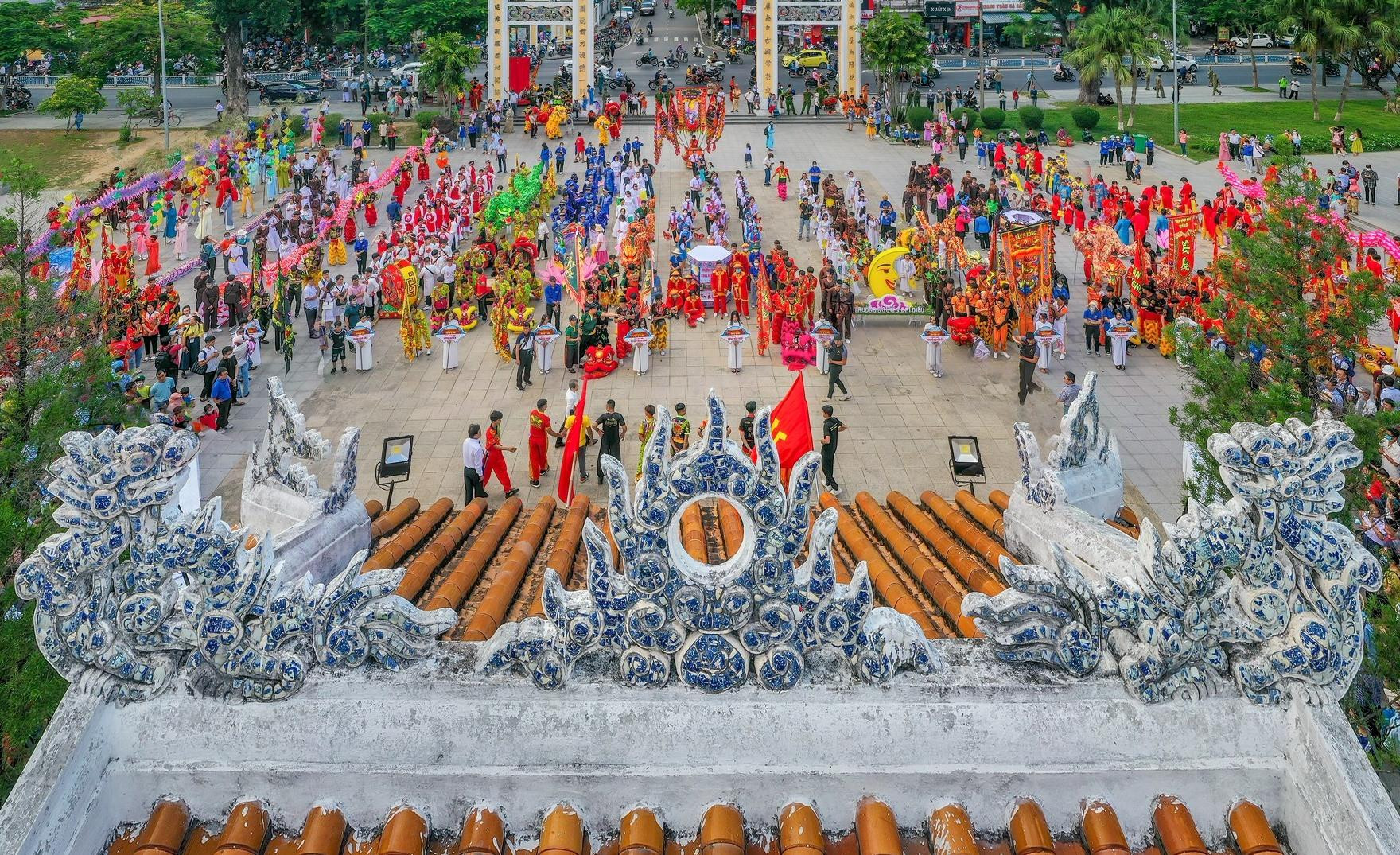 Các đoàn và học sinh bắt đầu quảng diễn tại Công viên Thương Bạc. Các đoàn và học sinh bắt đầu quảng diễn tại Công viên Thương Bạc.