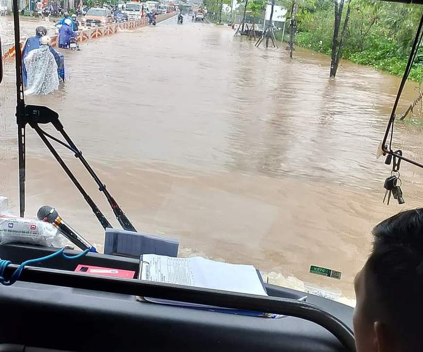 Quốc lộ 1 qua phường Thủy Dương, thị xã Hương Thủy (đoạn gần cầu vượt Thủy Dương) bị nước ngập hơn 0,5m. Quốc lộ 1 qua phường Thủy Dương, thị xã Hương Thủy (đoạn gần cầu vượt Thủy Dương) bị nước ngập hơn 0,5m.