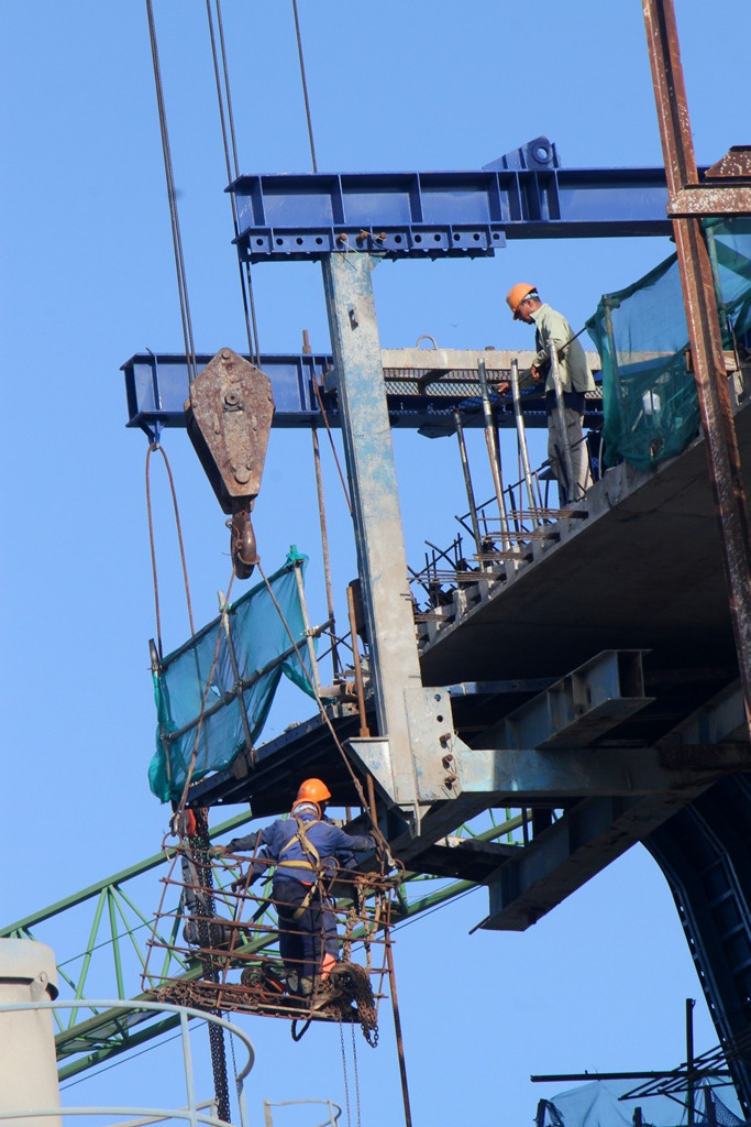 Nhiều công đoạn phải làm việc ở độ cao chênh vênh.