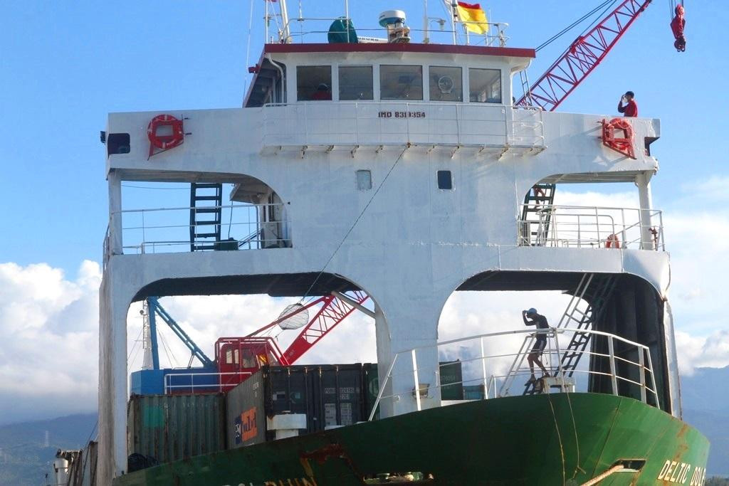 Thủy thủ trên tàu xuống Cảng Chân Mây.