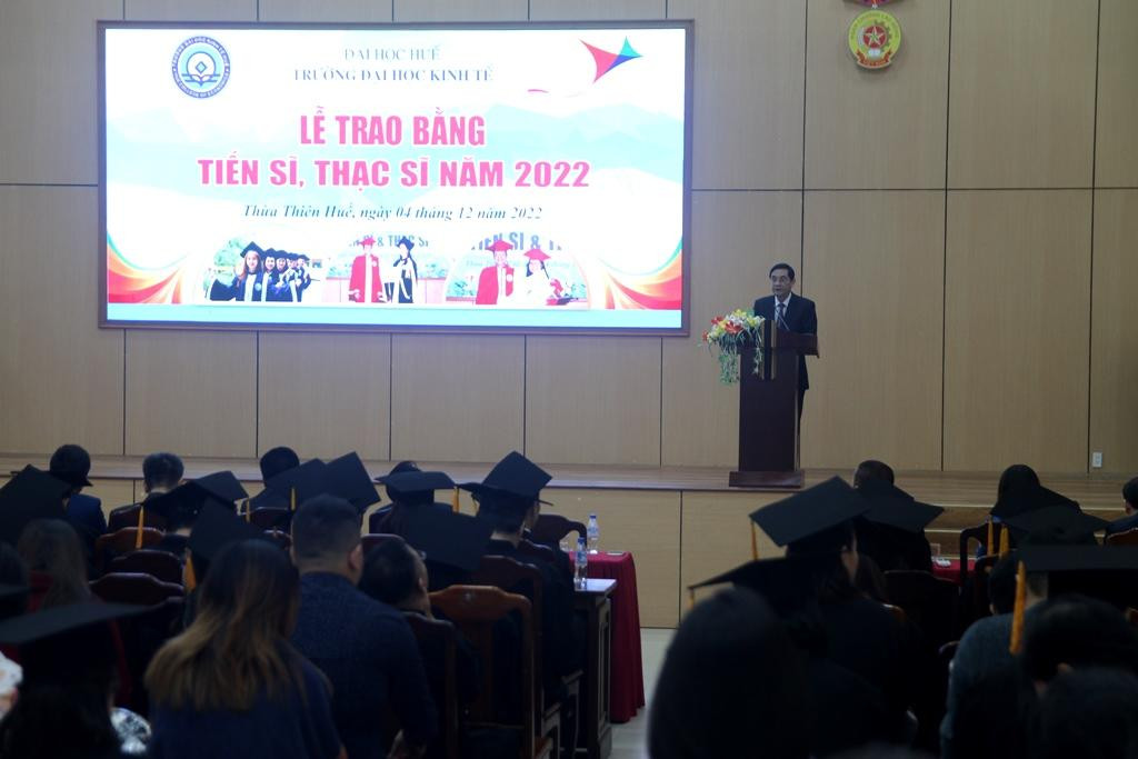 Buổi lễ trao bằng tiến sĩ, thạc sĩ diễn ra trong không khí trang nghiêm và lắng đọng. Buổi lễ trao bằng tiến sĩ, thạc sĩ diễn ra trong không khí trang nghiêm và lắng đọng.