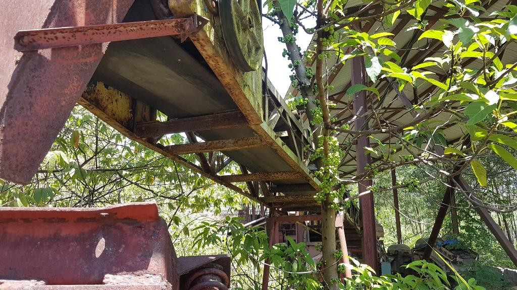 Trong một khu đất rừng tại thôn 3, xã Phú Sơn, thị xã Hương Thủy, tỉnh Thừa Thiên – Huế nhiều năm nay có một xưởng xử lý quặng rất lớn với nhiều ô tô, phương tiện nghiền quặng, máy đào… đã bị bỏ hoang.