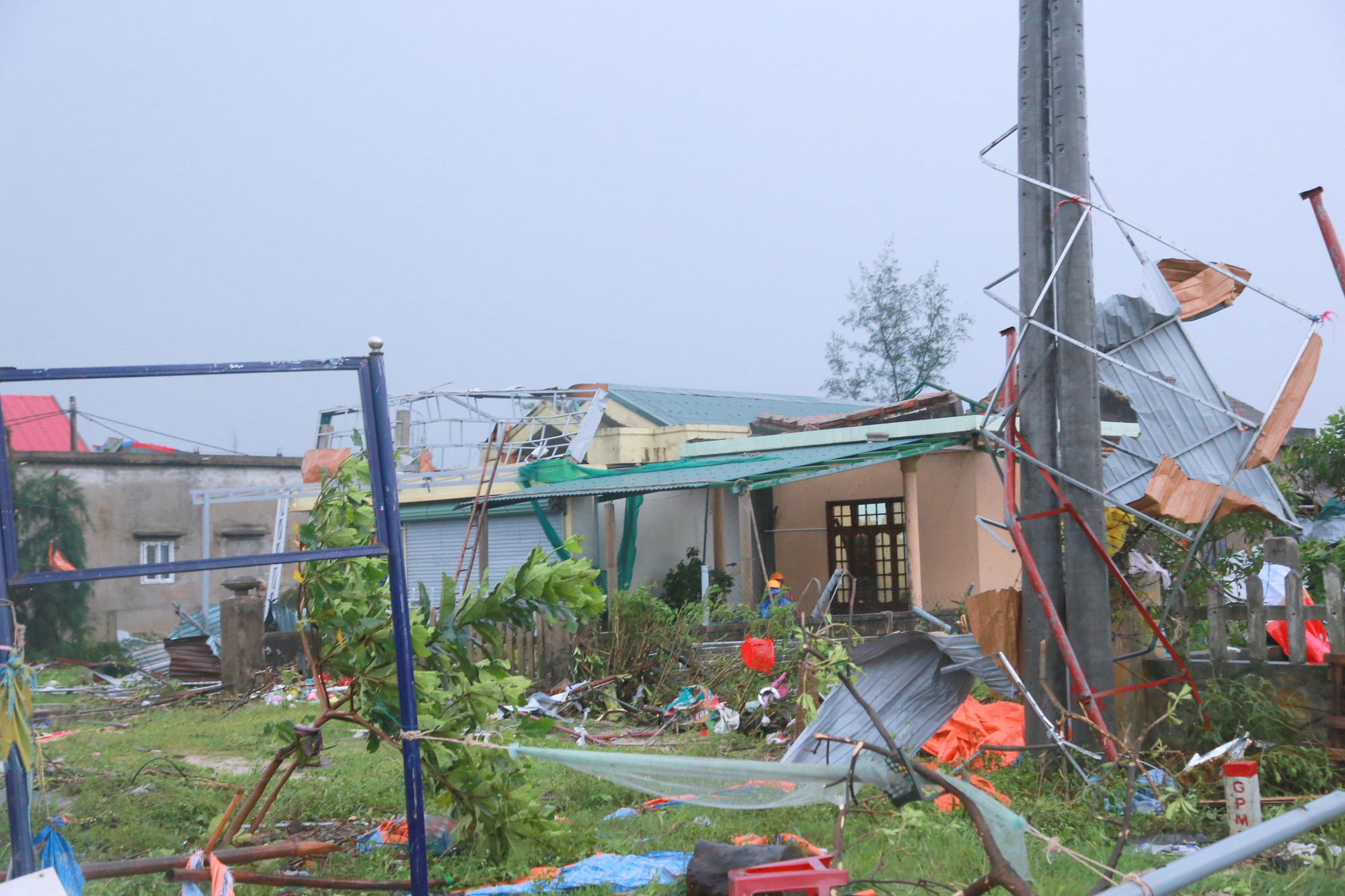 Trận lốc xoáy khiến căn nhà của bà Nguyễn Thị Cặn (thị trấn Cửa Việt, huyện Gio Linh) bị tốc mái, hư hỏng nặng.