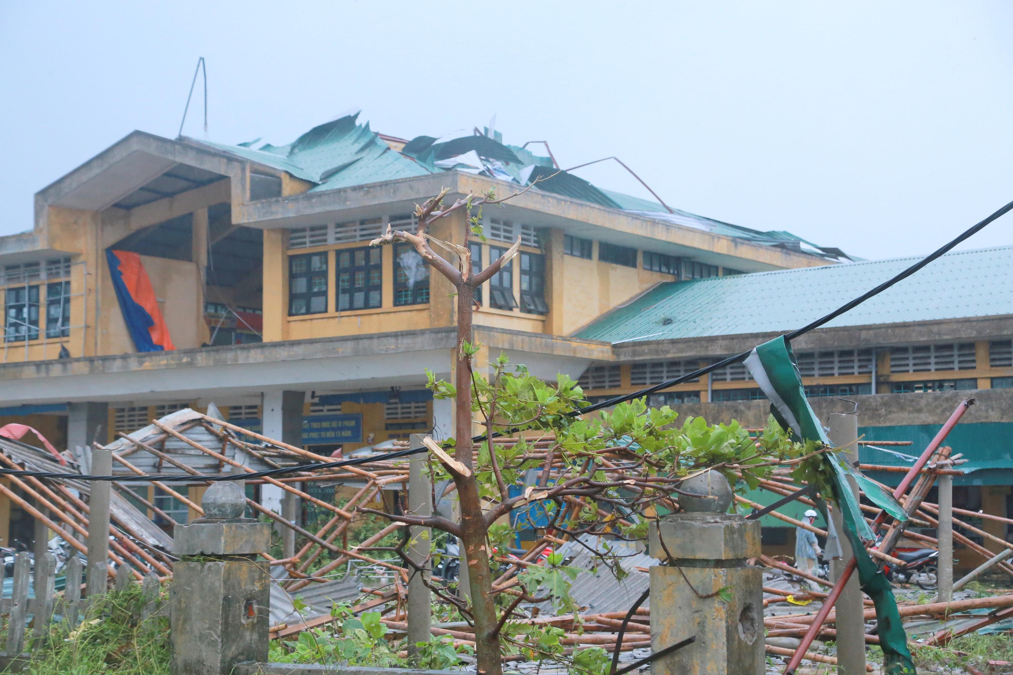 Ngay sau khi cơn lốc đi qua, chính quyền địa phương cùng các đơn vị lực lượng vũ trang trên địa bàn có mặt tại hiện trường để hỗ trợ bà con khắc phục hậu quả, thống kê thiệt hại.