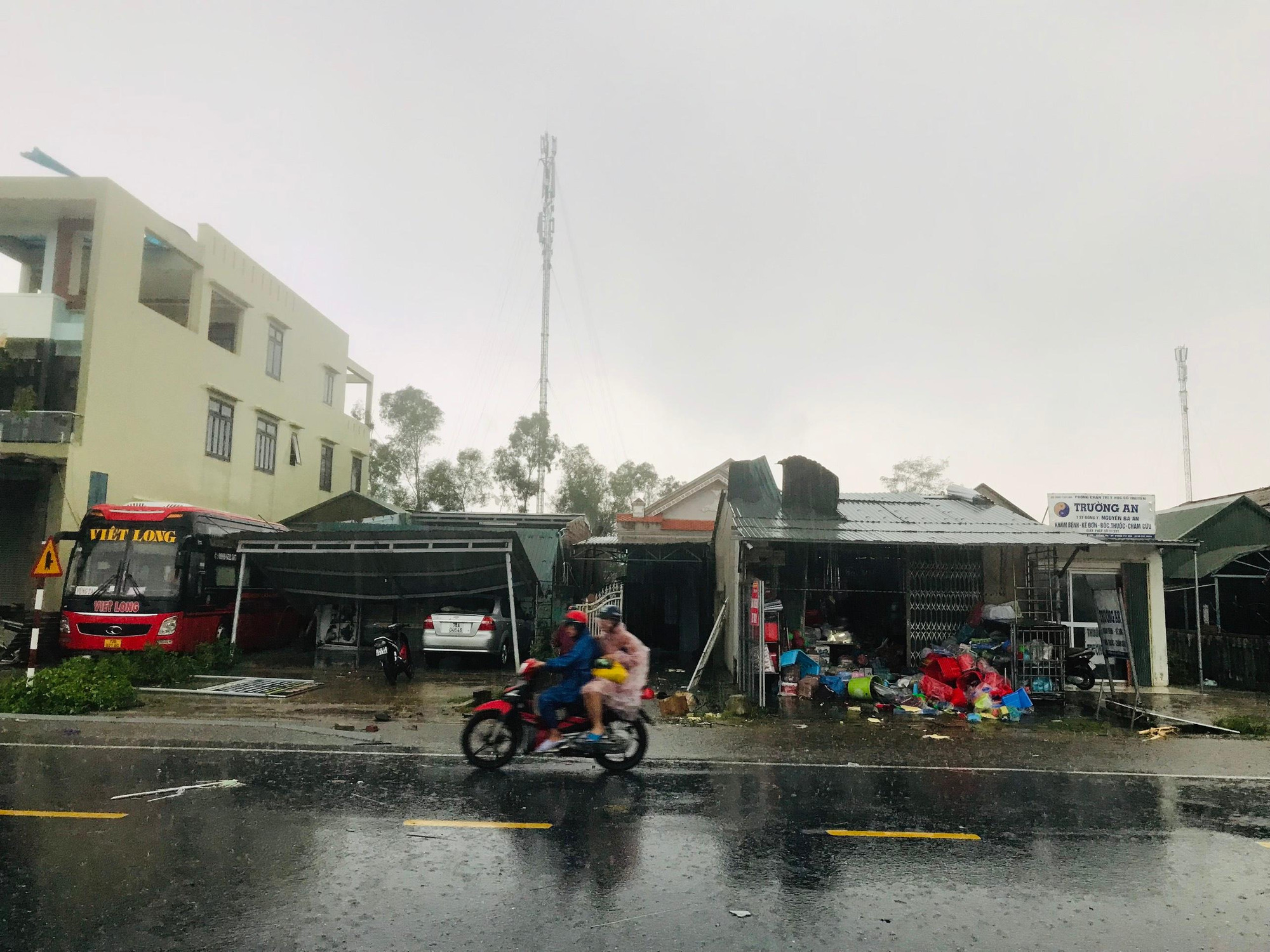 Nhiều cửa hàng kinh doanh và nhà dân đều bị thiệt hại.