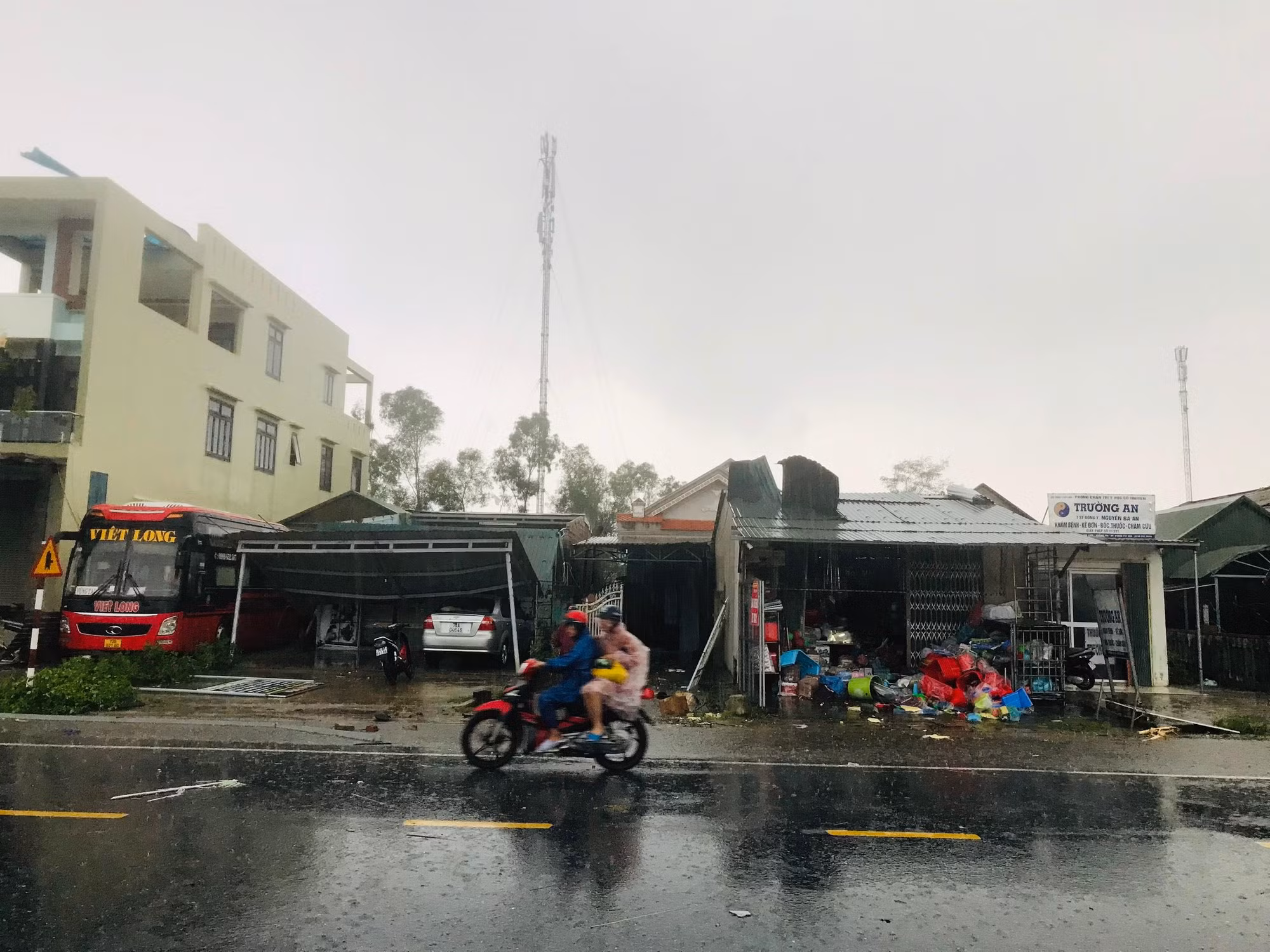 Nhiều cửa hàng kinh doanh và nhà dân đều bị thiệt hại.