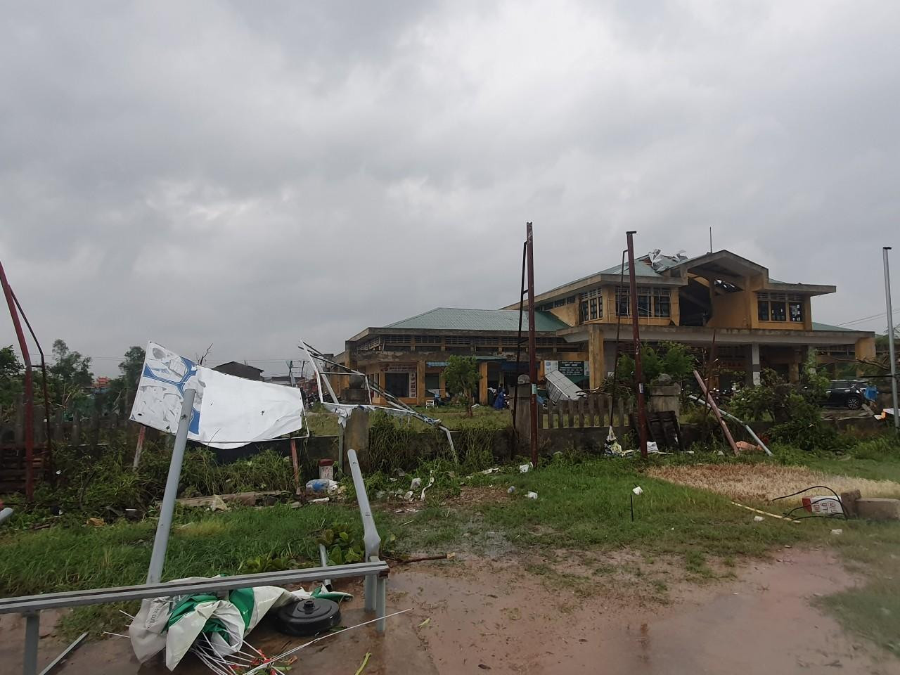 Phần mái chợ Cửa Việt bị hư hỏng nặng.