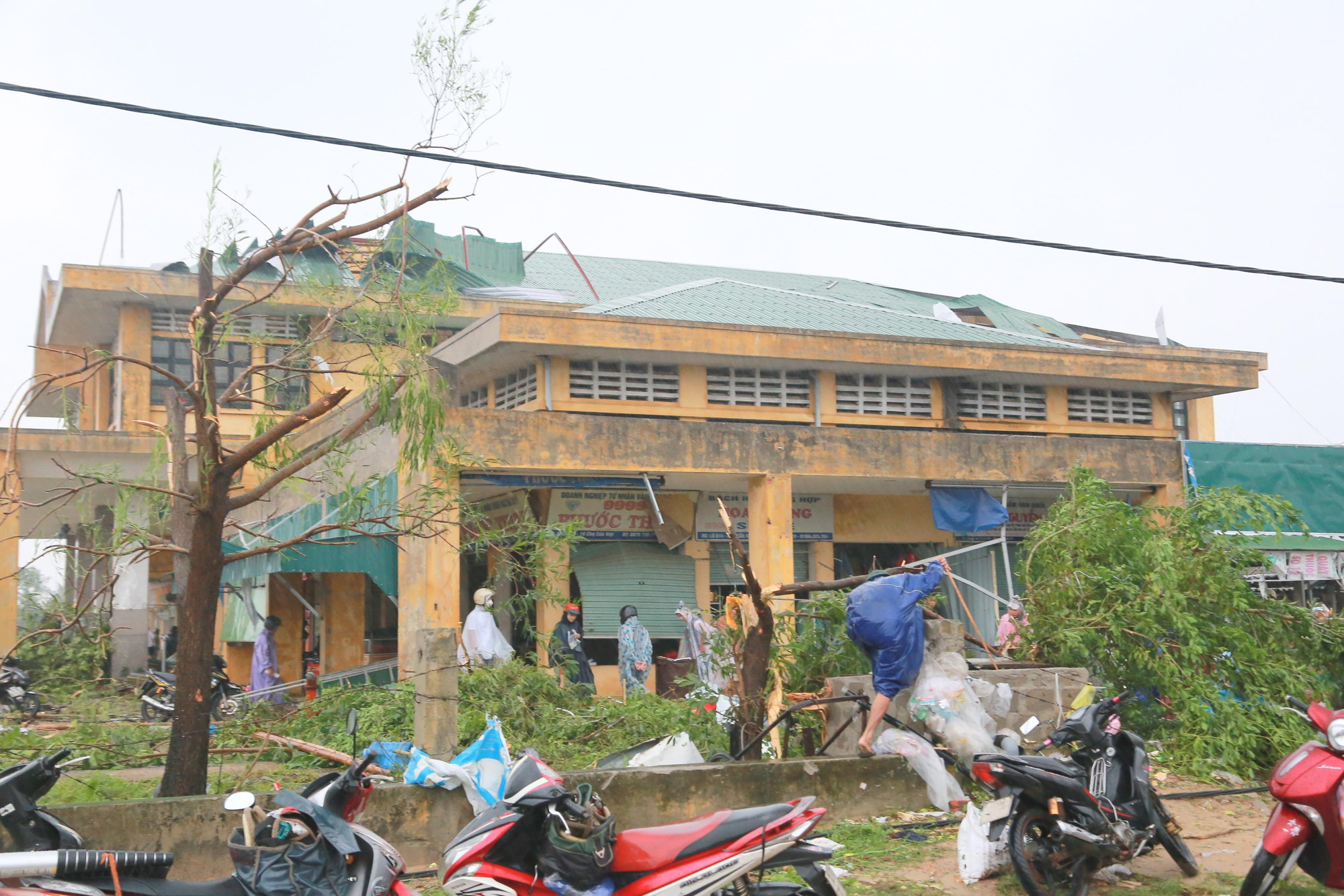 Ghi nhận tại khu phố 3, thị trấn Cửa Việt, nhiều cây xanh bị gãy đổ, bảng hiệu, mái tôn của hàng quán bị lốc xoáy thổi bay.