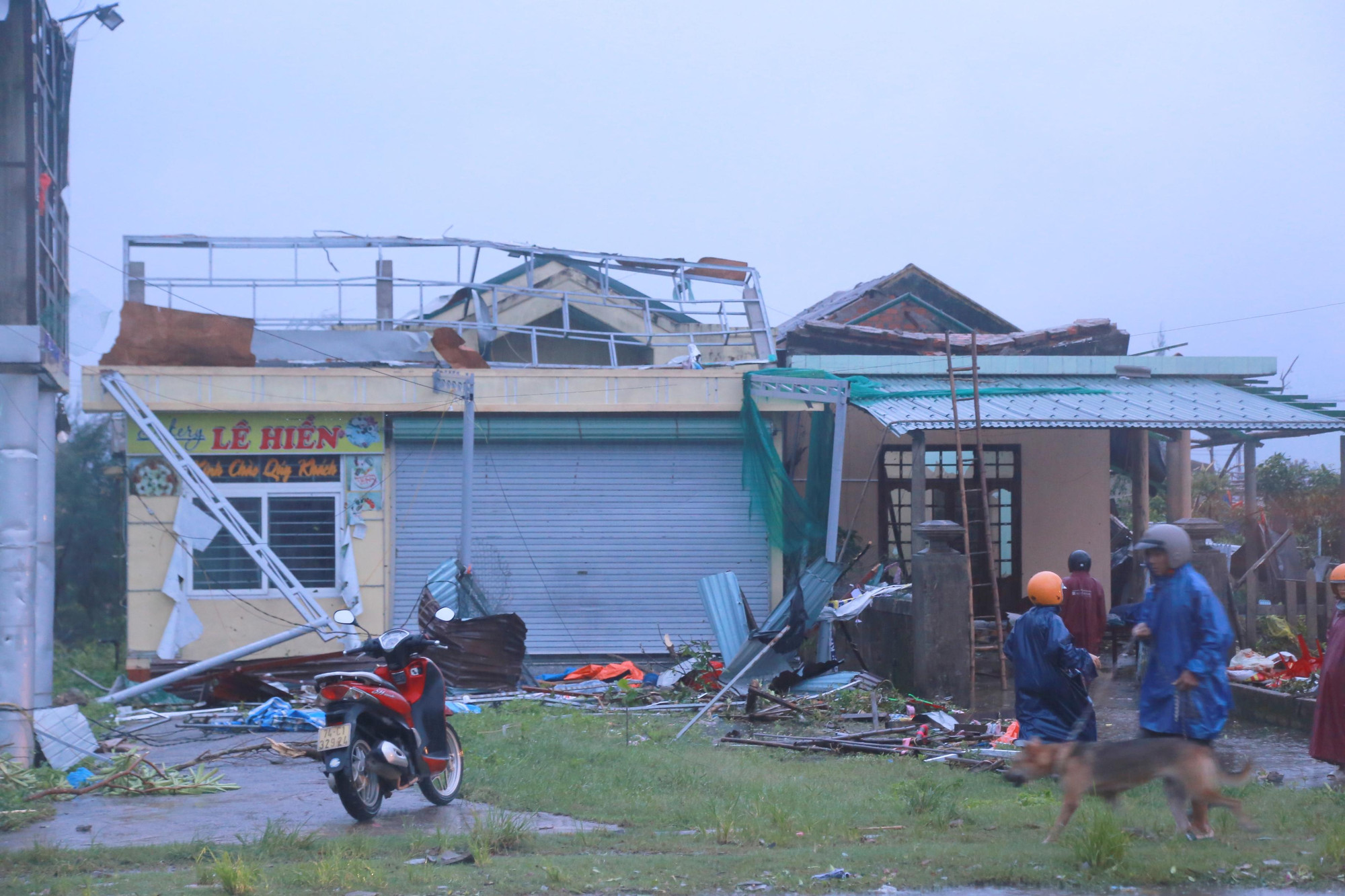 Khung cảnh tan hoang sau lốc xoáy ở thị trấn Cửa Việt, huyện Gio Linh.