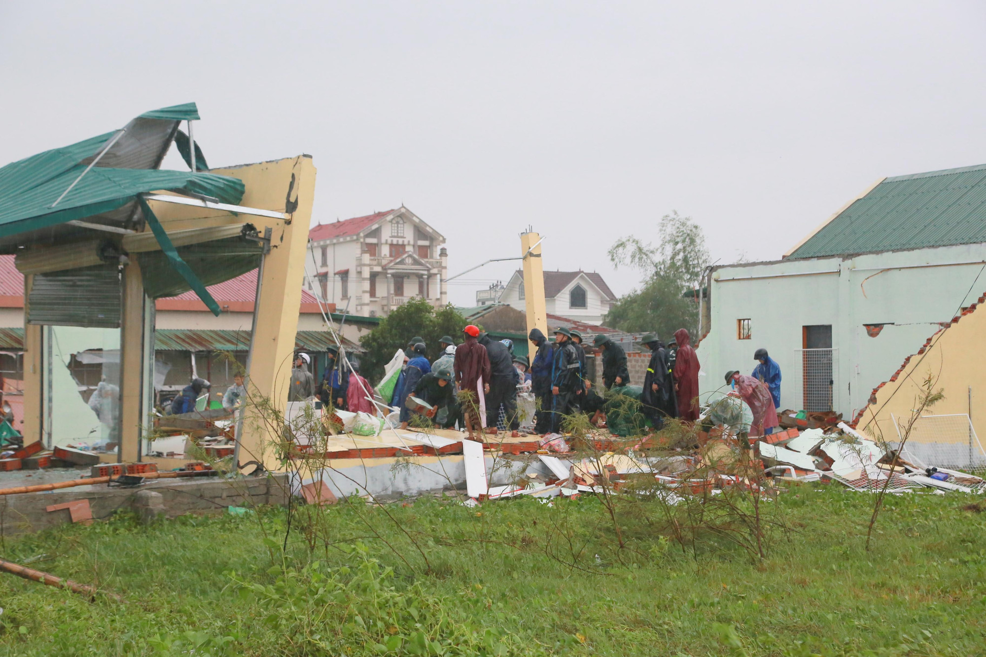 Trước đó, khoảng 15h cùng ngày, một trận lốc xoáy kèm mưa lớn quét qua thị trấn Cửa Việt, huyện Gio Linh đã gây thiệt hại nặng nề.