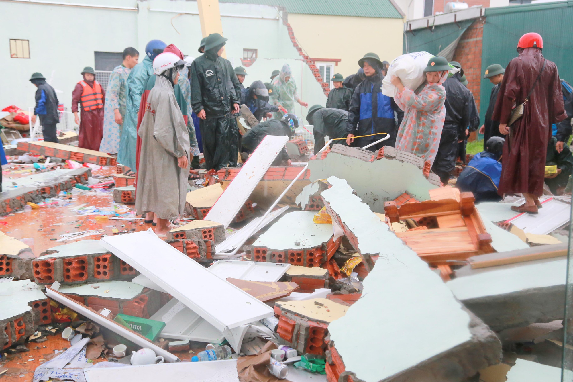 Ông Võ Đắc Hóa - Chủ tịch UBND huyện Gio Linh, tỉnh Quảng Trị cho biết, trận lốc xoáy khiến 180 hàng quán, ki ốt và 120 nhà dân bị sập, tốc mái.