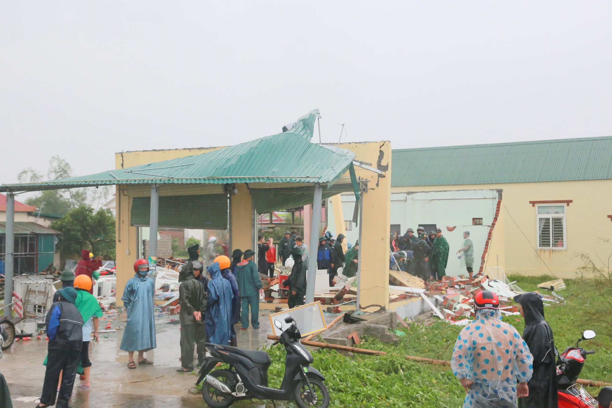 Đặc biệt, tại khu vực chợ Cửa Việt, toàn bộ phần mái tôn phía trên bị lốc cuốn đi, nhiều gian hàng bị tốc mái, bảng hiệu, tường rào bị ngã đổ. Một số nhà cửa và cửa hàng kinh doanh bị tốc mái.