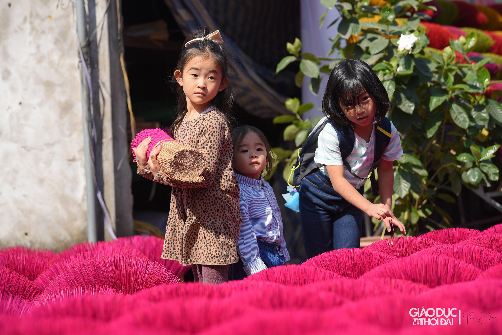 Xưởng của ông Long không chỉ sản xuất, mà nhiều năm trở lại đây còn trở thành một địa điểm du lịch cũng như nhiều các bạn trẻ đến để trải nghiệm.