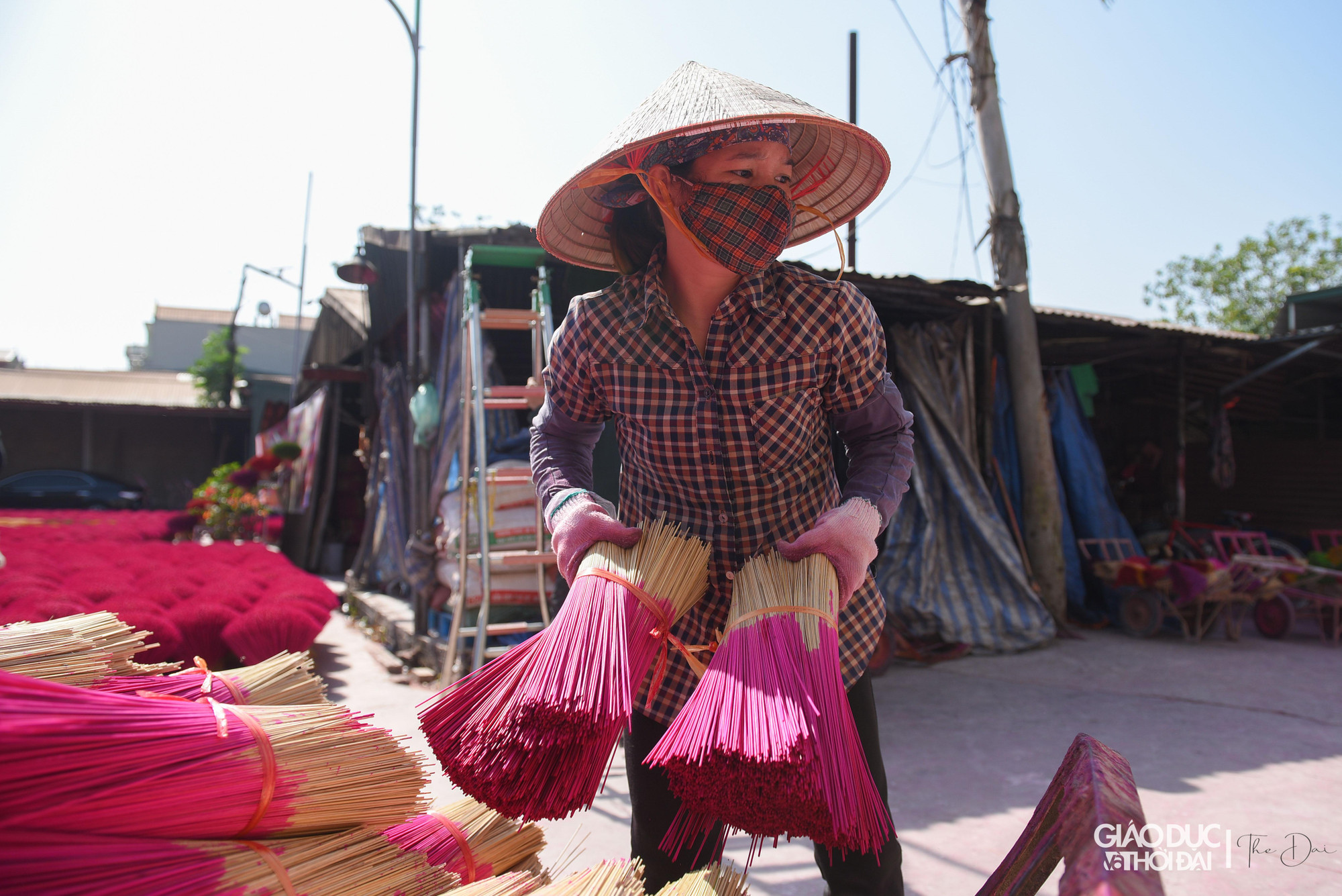 Mỗi mẻ hương phơi dưới trời nắng to khoảng 1 ngày là khô, sau đó đóng gói thành phẩm và vận chuyển đi khắp các tỉnh thành.