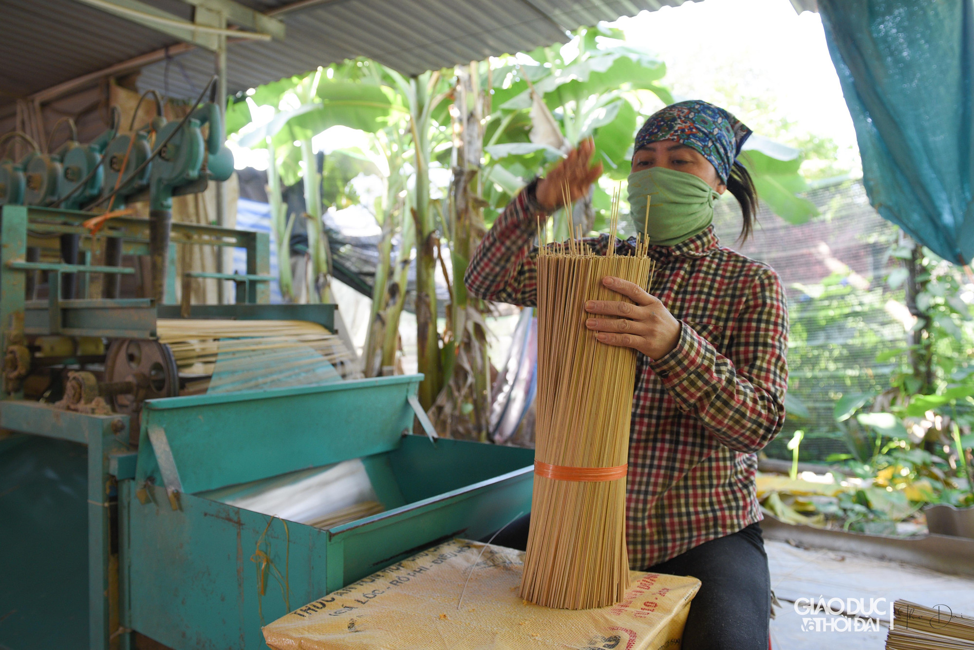 Những thanh vầu nhập từ Thanh Hóa, Nghệ An, Hà Tĩnh, Lạng Sơn… phải đưa xuống ao ngâm chừng 1-2 tháng cho “chín”, sau đó vớt lên, rửa sạch rồi mới cạo vỏ, xếp thành bó và phơi khô.