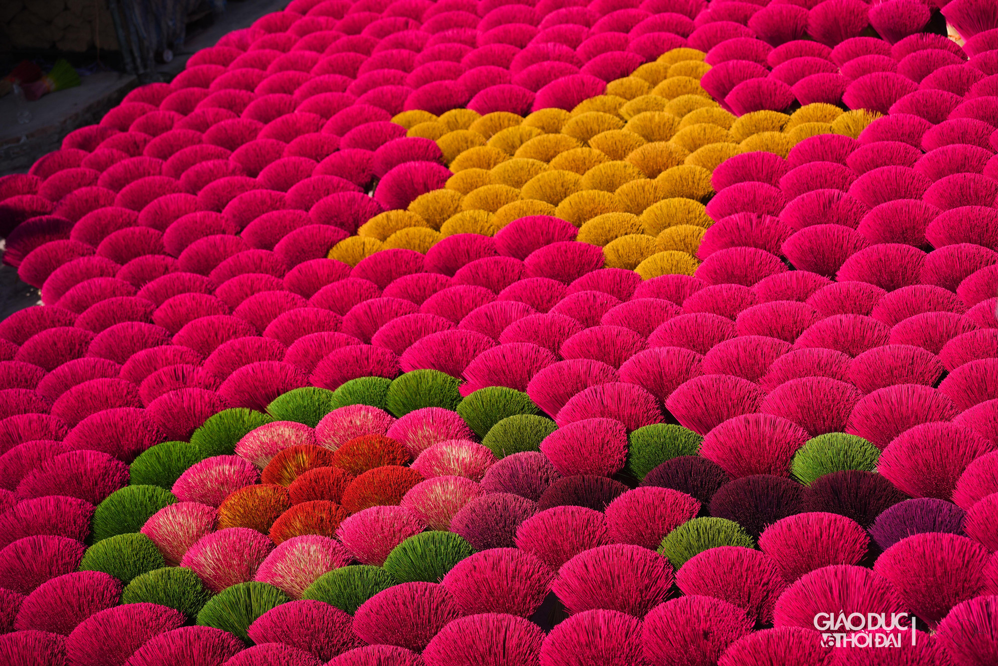 Về sau để cho mọi người có những tấm hình đẹp hơn, ông đã xếp chân hương thành những hình trên sân nhà mình.