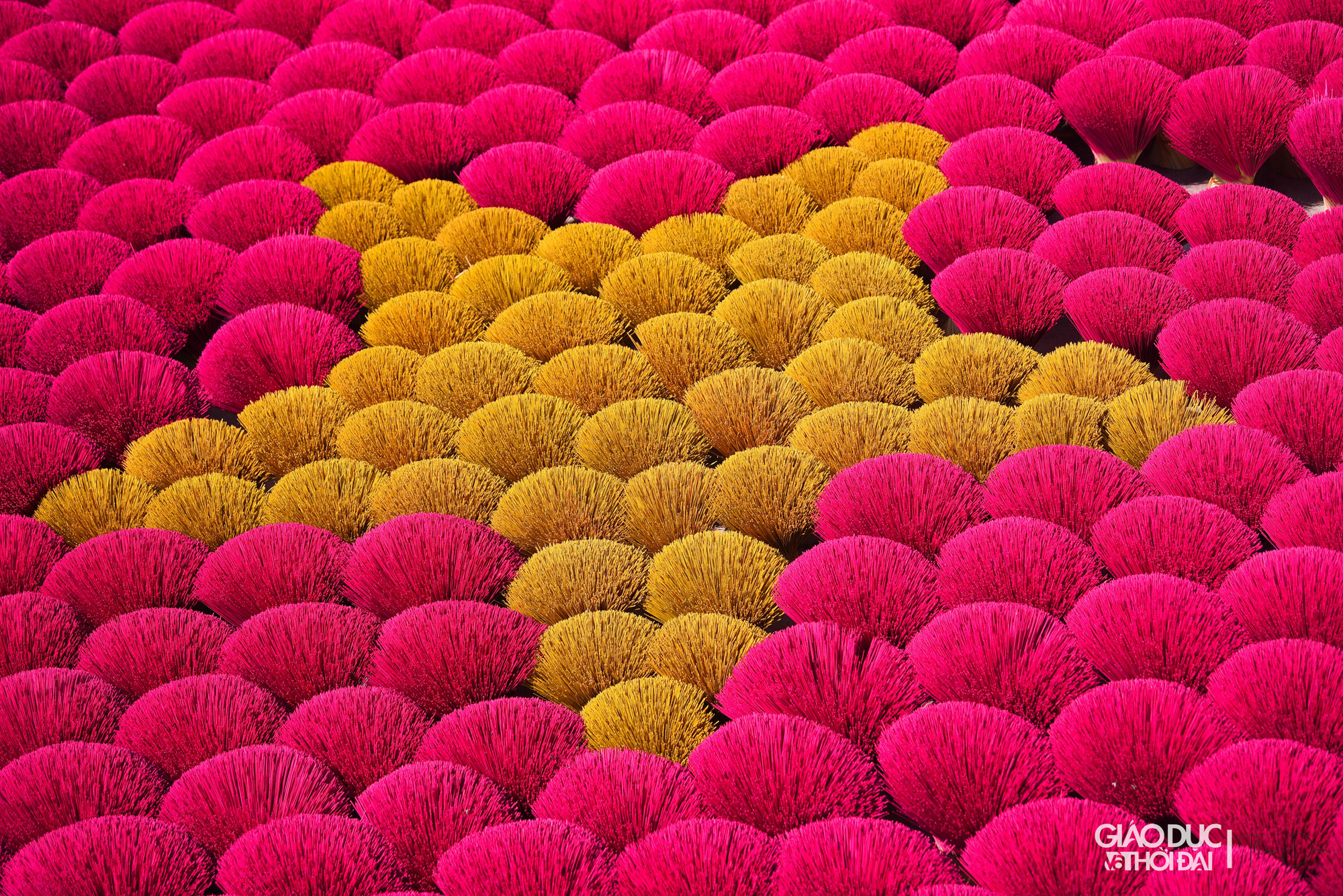 Về sau để cho mọi người có những tấm hình đẹp hơn, ông đã xếp chân hương thành những hình trên sân nhà mình.