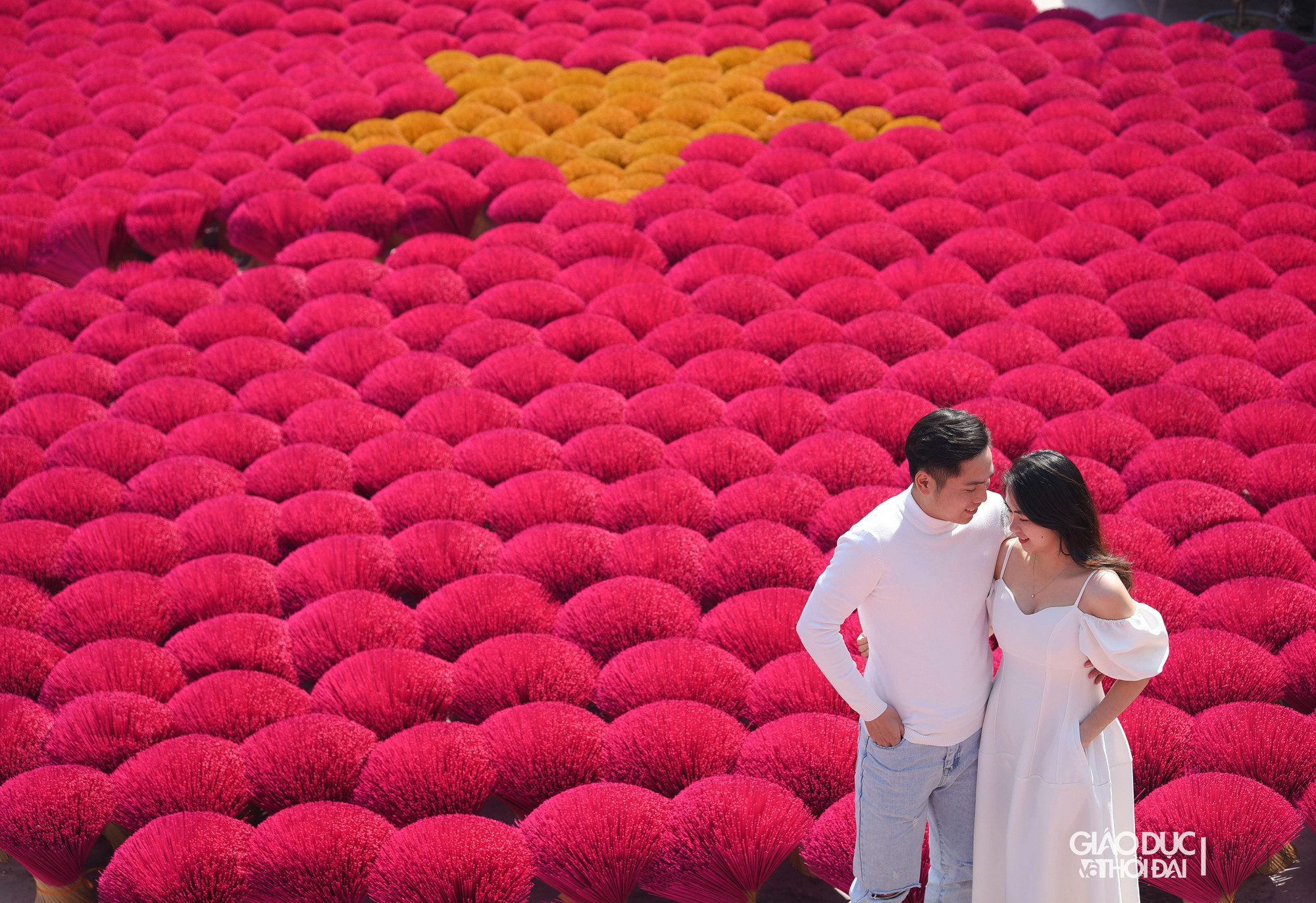 Về sau để cho mọi người có những tấm hình đẹp hơn, ông đã xếp chân hương thành những hình trên sân nhà mình.