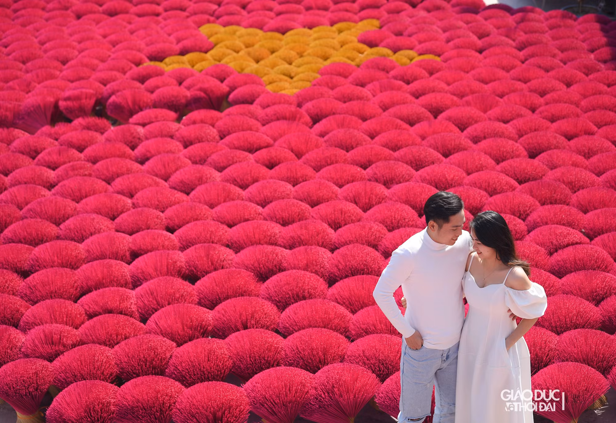 Về sau để cho mọi người có những tấm hình đẹp hơn, ông đã xếp chân hương thành những hình trên sân nhà mình.