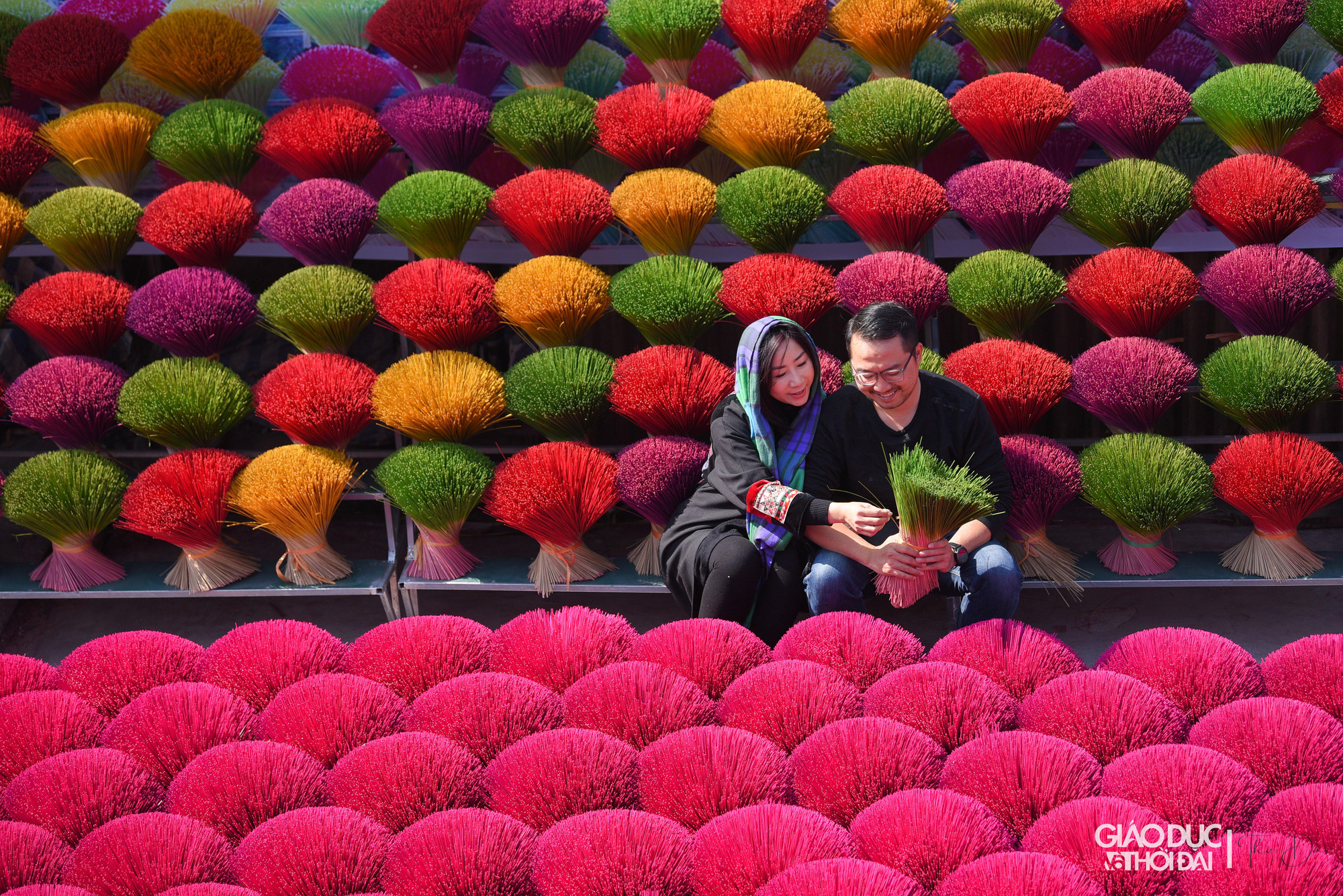 Về sau để cho mọi người có những tấm hình đẹp hơn, ông đã xếp chân hương thành những hình trên sân nhà mình.