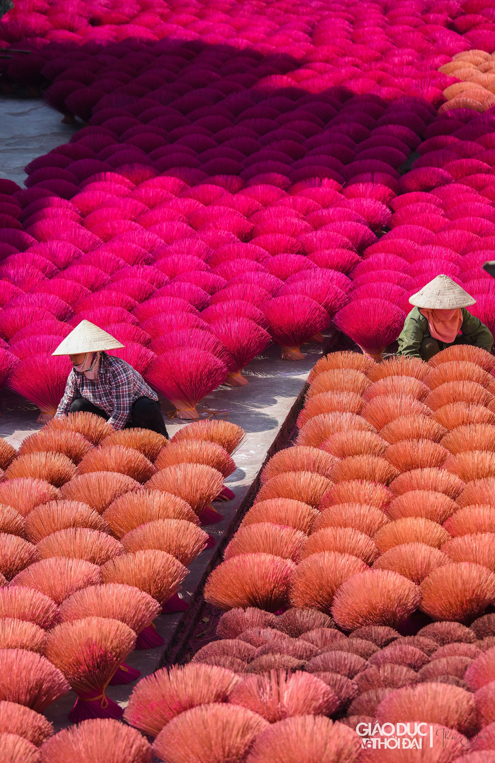 Để chụp được những tấm hình các bạn nên lựa chọn những ngày có nắng để đi đến làng hương Quảng Phú Cầu.