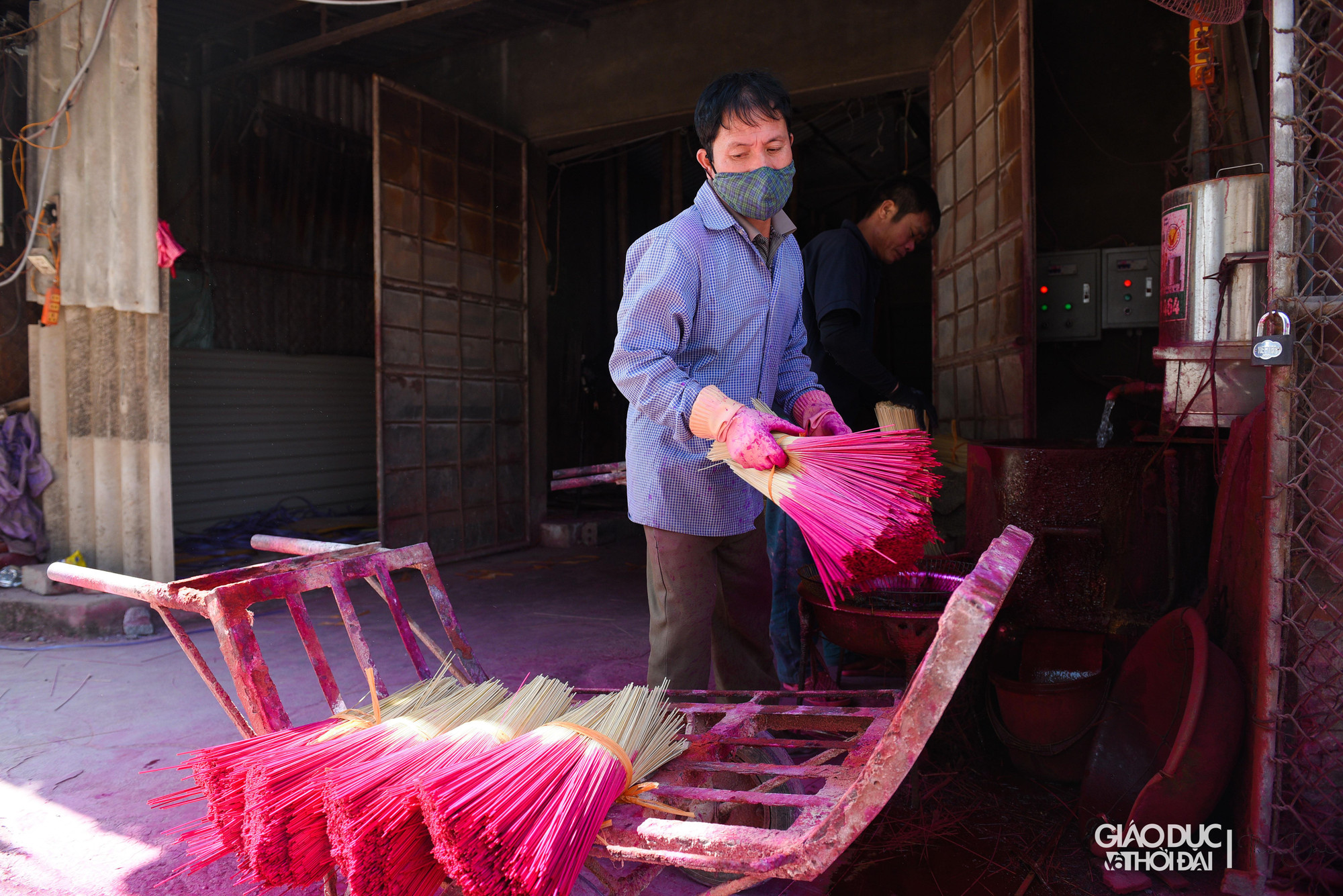 Tăm hương sau khi được bó lại chắc chắn sẽ được những người thợ lành nghề nhuộm phẩm và đem phơi nắng.