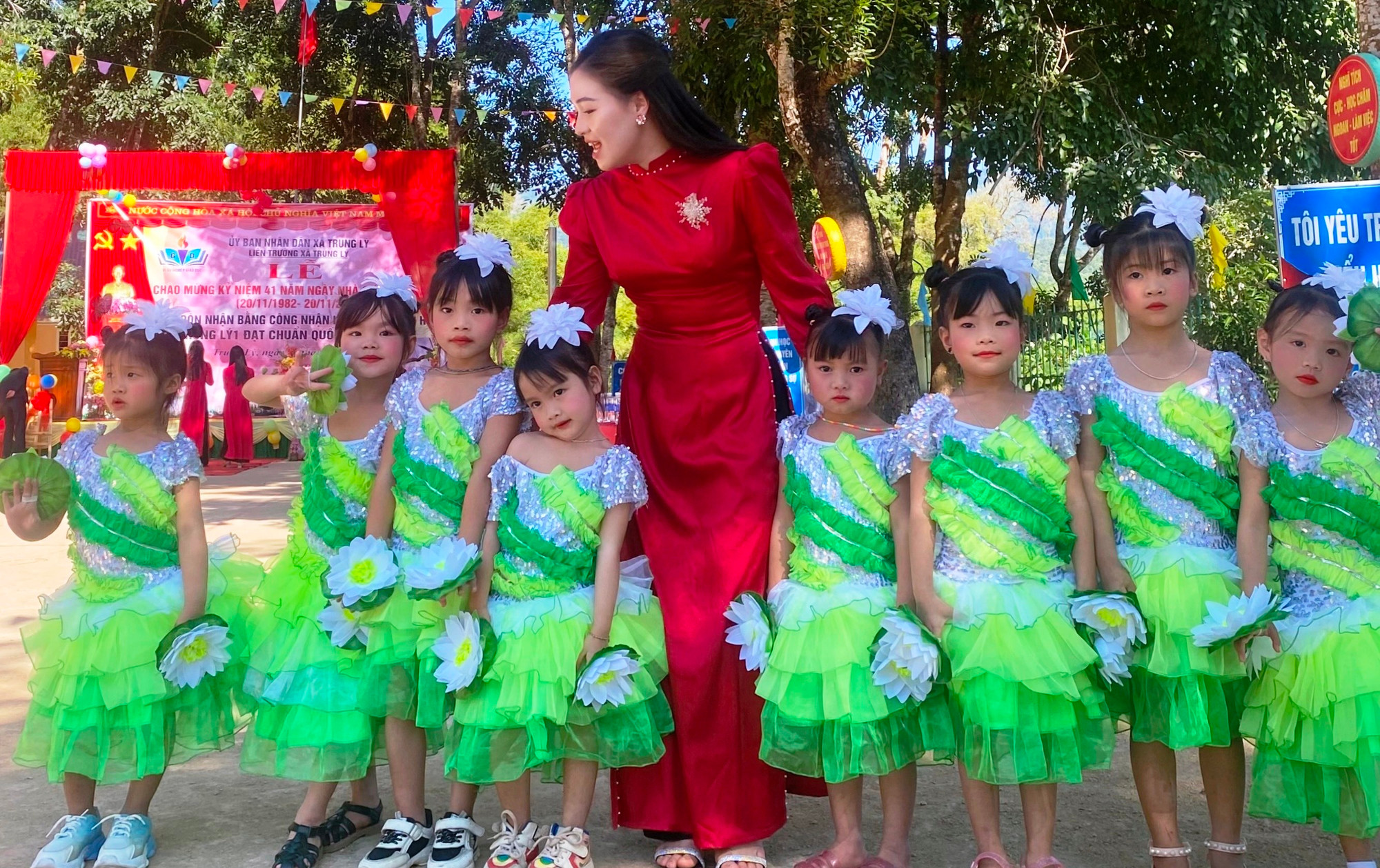 Cô Hậu cùng học trò của mình. Ảnh: NVCC