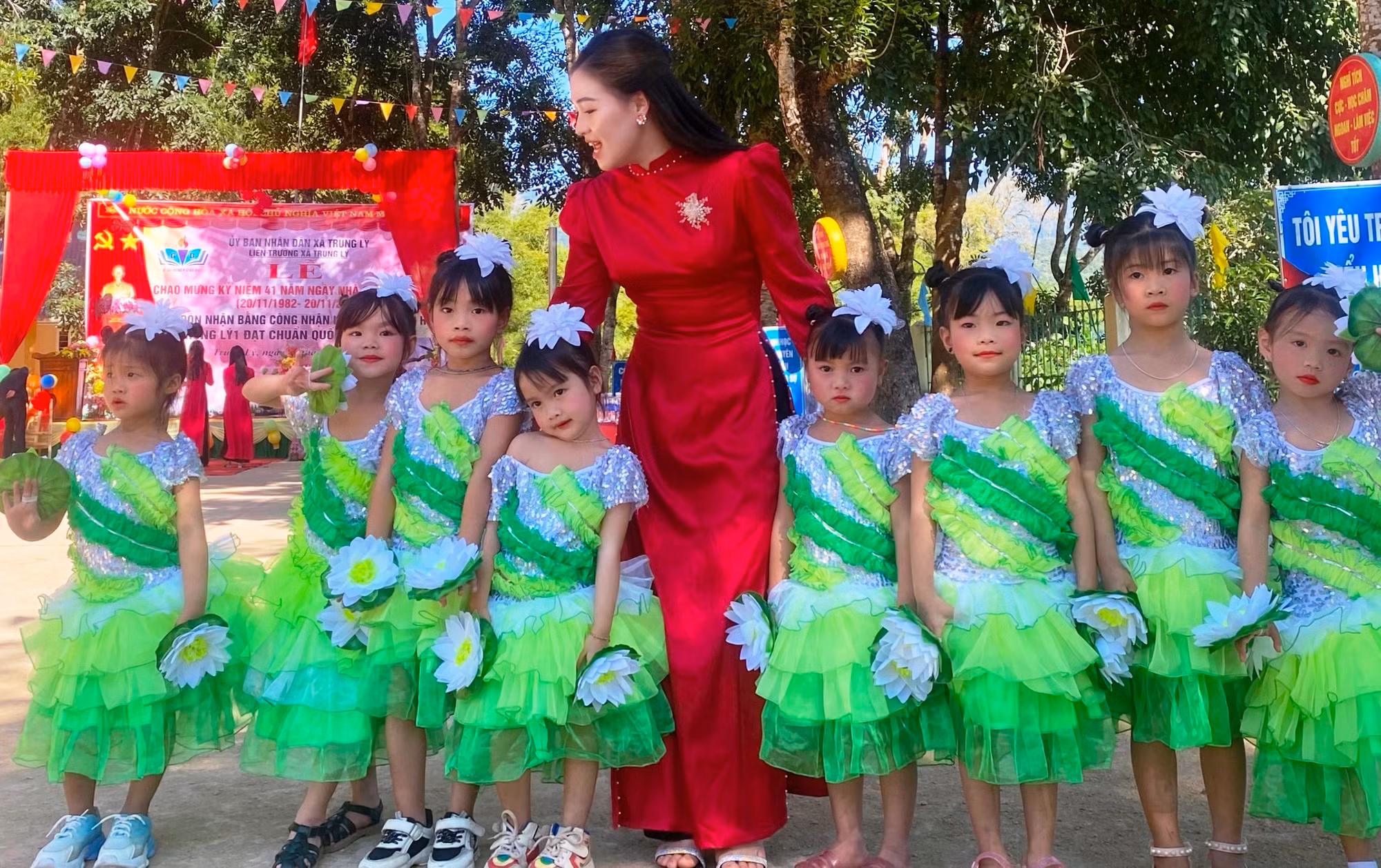 Cô Hậu cùng học trò của mình. Ảnh: NVCC