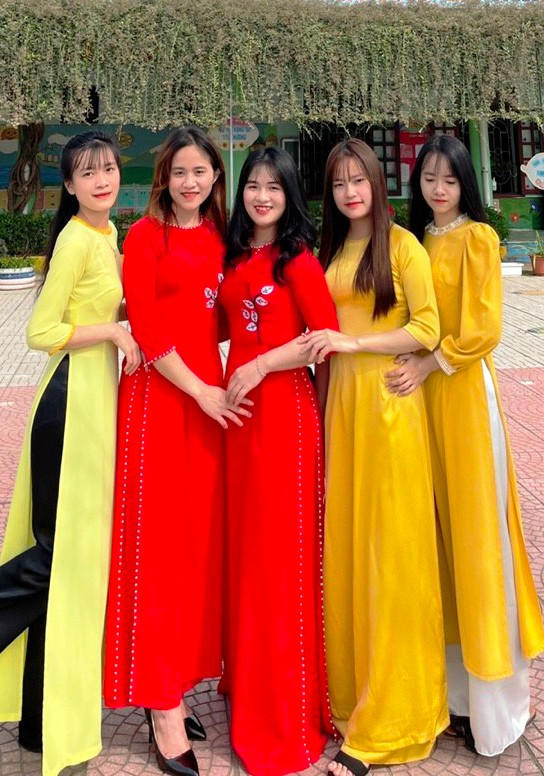 Cô Hậu (giữa) cùng đồng nghiệp. Ảnh: NVCC