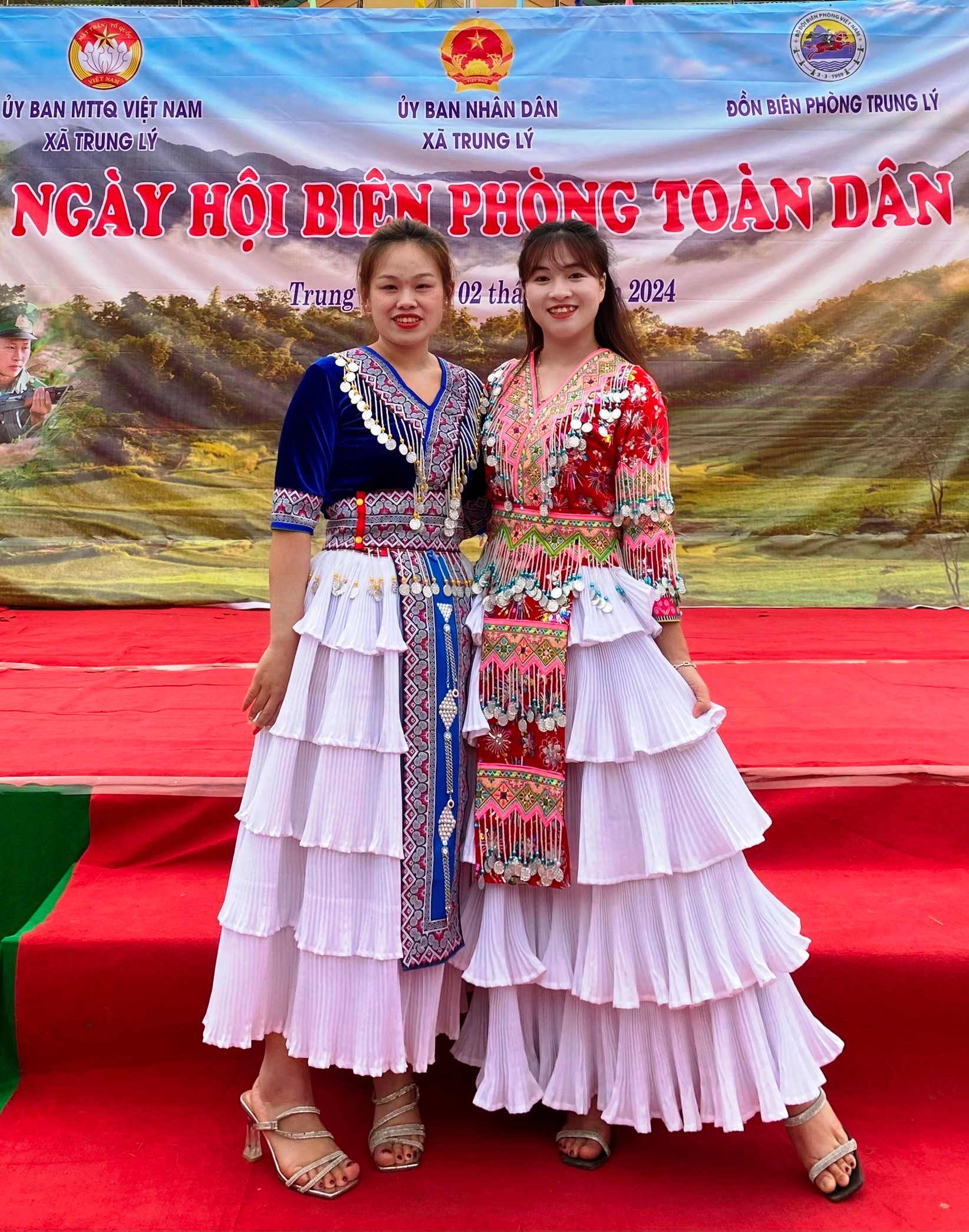 Cô giáo Hậu và đồng nghiệp trong Ngày hội Biên phòng toàn dân 2024. Ảnh: NVCC