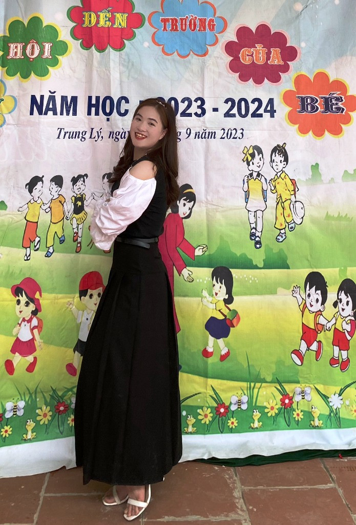 Phong cách trẻ trung, vui vẻ của cô giáo Hậu. Ảnh: NVCC