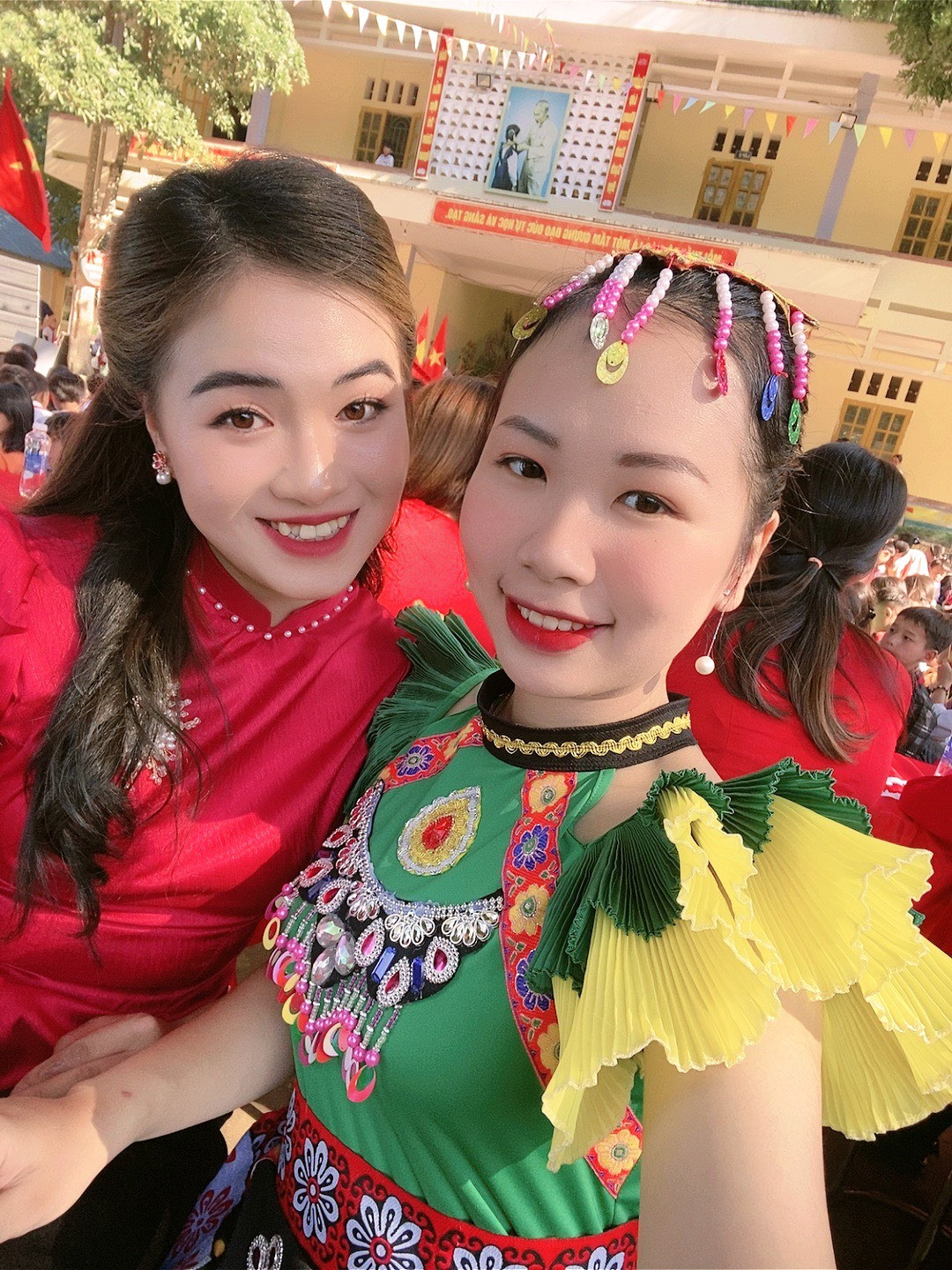 Chụp ảnh cùng đồng nghiệp. Ảnh: NVCC