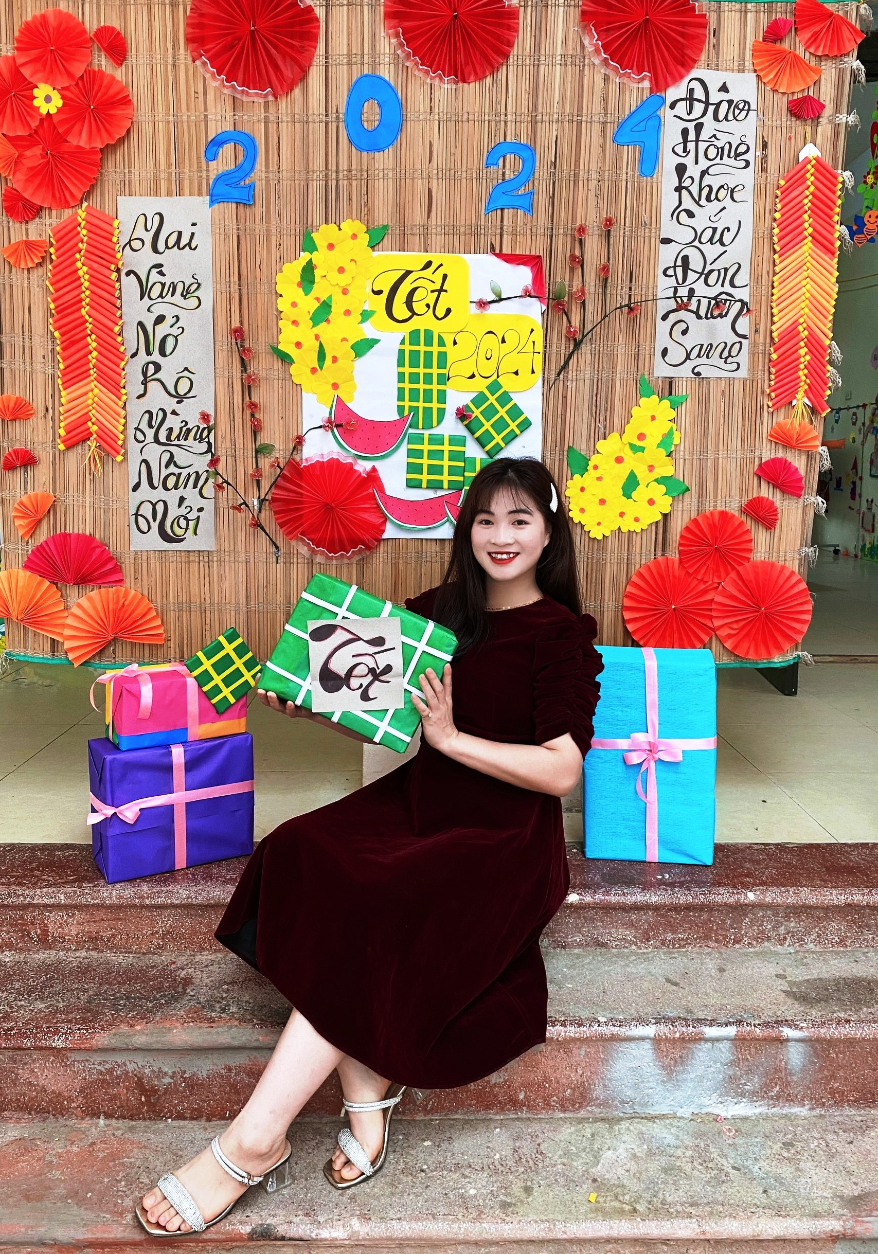 Cô giáo Hậu có khuôn mặt luôn tươi cười, trẻ trung, xinh xắn. Ảnh: NVCC