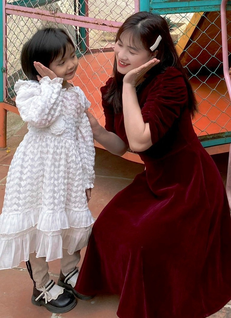 Cô và bé. Ảnh: NVCC