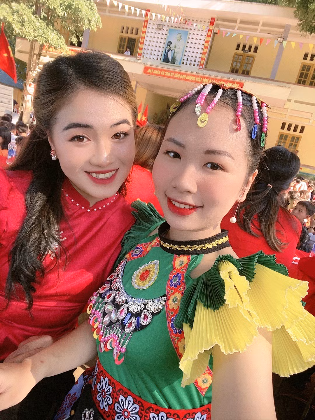 Chụp ảnh cùng đồng nghiệp. Ảnh: NVCC