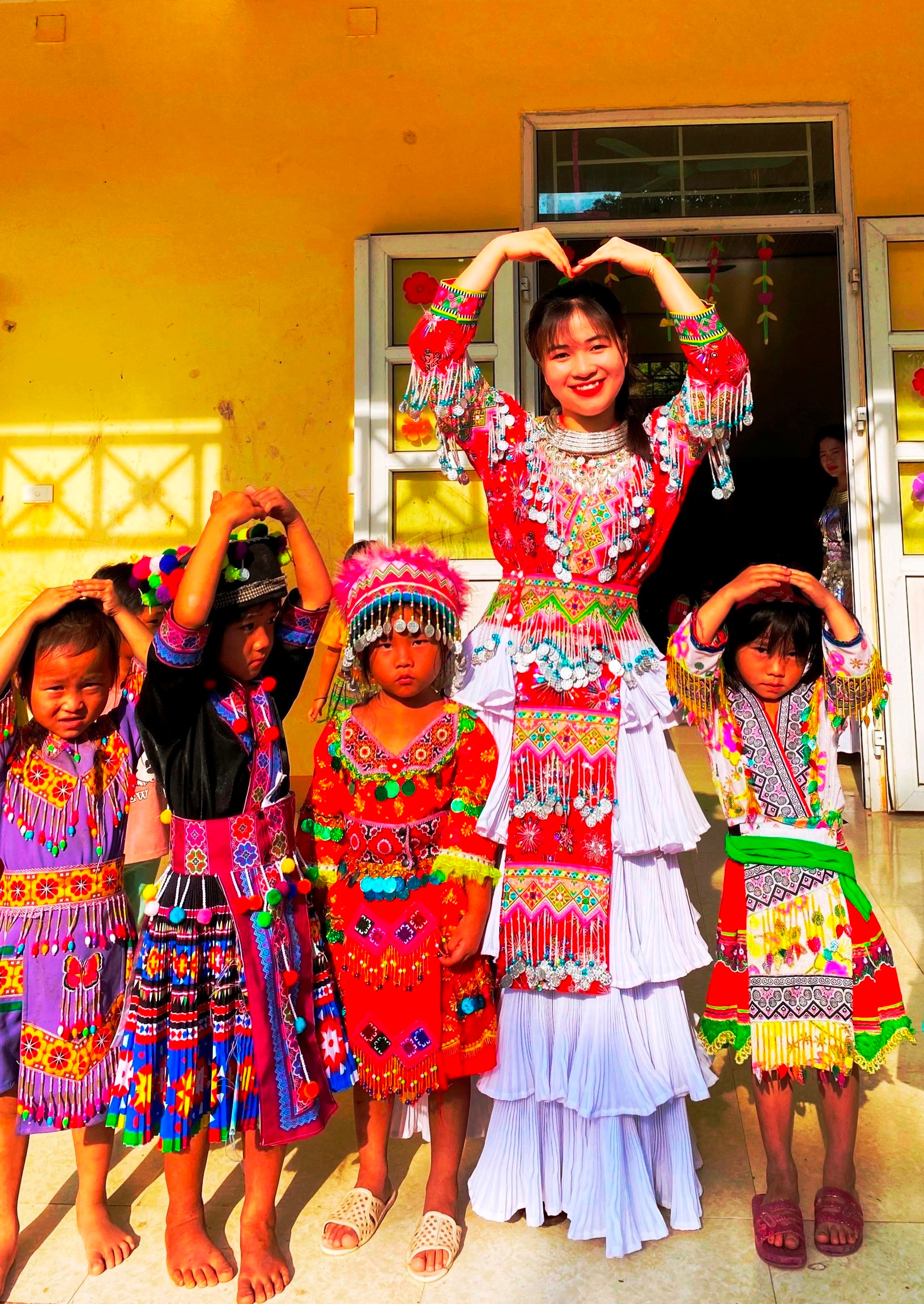 Cô giáo chụp ảnh kiểu "xì- tin" với học trò của mình. Ảnh: NVCC