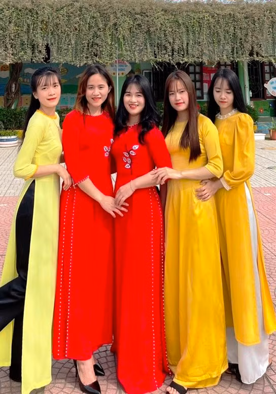 Cô Hậu (giữa) cùng đồng nghiệp. Ảnh: NVCC