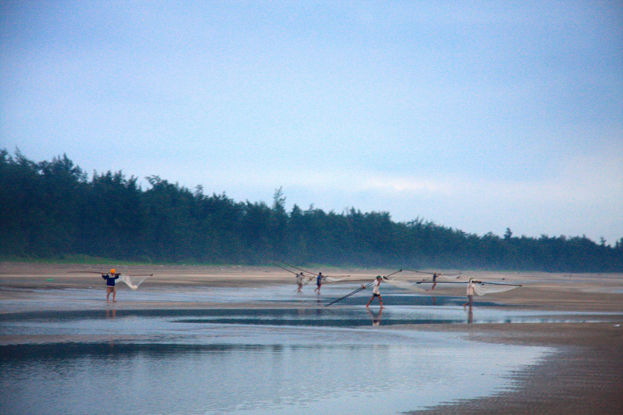 Khi thủy triều lên, người dân kết thúc công việc sau một buổi dãi nắng bắt ruốc, cào ngao. Dù vất vả nhưng ai nấy cũng cảm thấy vui vẻ, vì đây là công việc giúp họ có thêm bữa ăn tươi cho gia đình hay có thêm nguồn thu nhập trang trải cho cuộc sống.