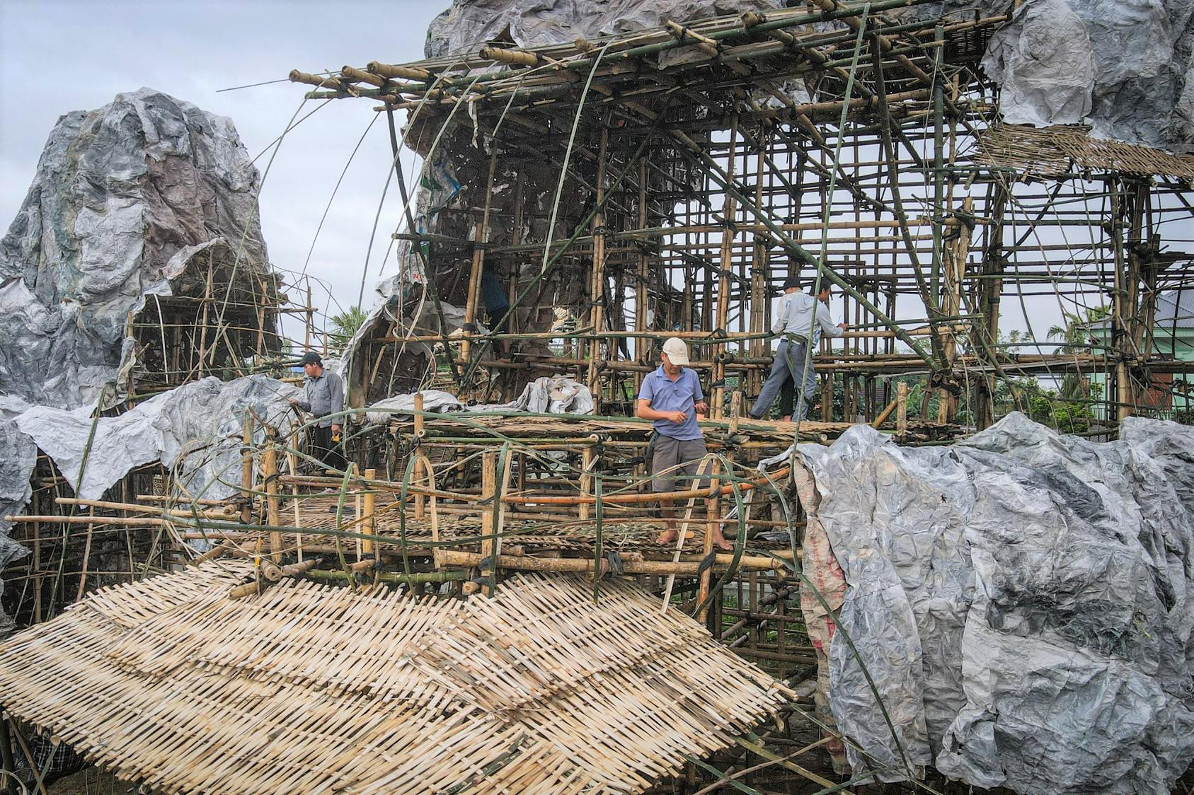 Theo anh Huấn, giáo xứ Văn Hạnh là một trong những xứ có truyền thống làm hang đá Bê-lem khổng lồ, với diện tích lớn như vậy thì đây là hang lớn nhất ở Việt Nam thời điểm hiện tại. Theo anh Huấn, giáo xứ Văn Hạnh là một trong những xứ có truyền thống làm hang đá Bê-lem khổng lồ, với diện tích lớn như vậy thì đây là hang lớn nhất ở Việt Nam thời điểm hiện tại.