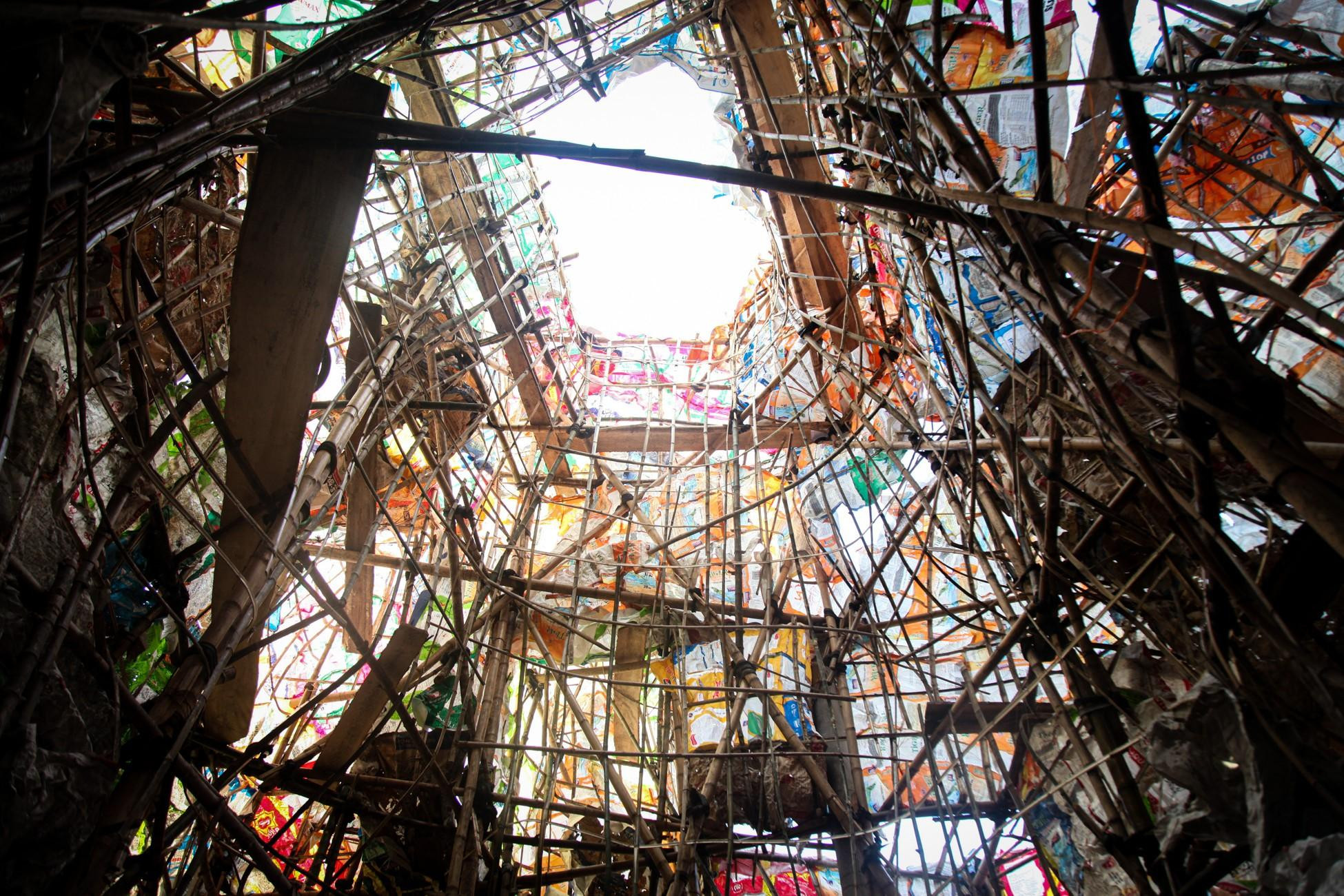 Hang đá Bê-lem năm nay đã thi công được 1 tháng rưỡi, dự kiến ngày 17/12 thì sẽ hoàn thành, cho người dân tham quan. Hang đá Bê-lem năm nay đã thi công được 1 tháng rưỡi, dự kiến ngày 17/12 thì sẽ hoàn thành, cho người dân tham quan.