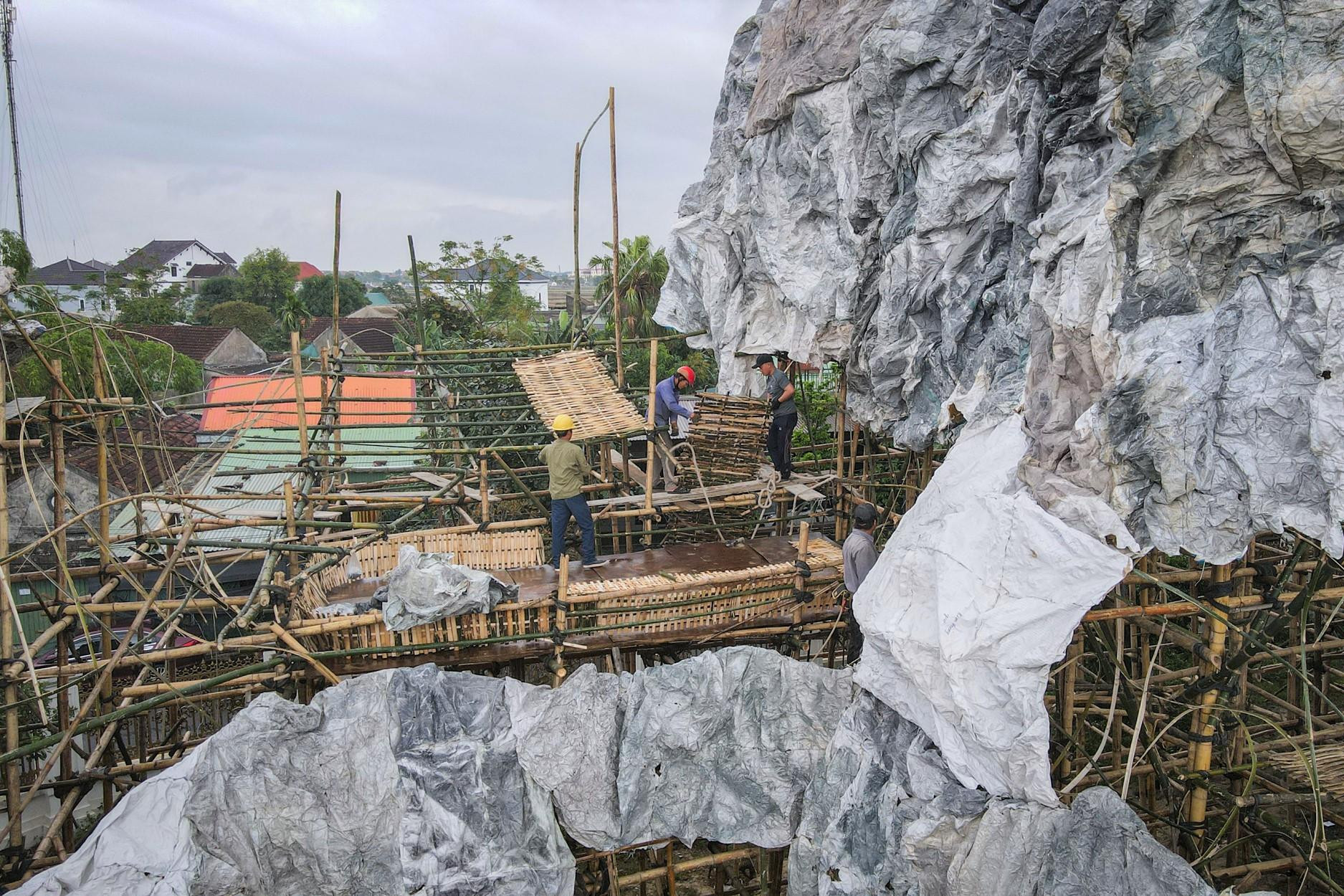 “Hang đá có tổng diện tích 5.000m2, điểm cao nhất gần 25m so với mặt đất. Bên trong hang có hệ thống đường đi dài hơn 300m. Trung bình mỗi ngày có khoảng 60-70 người thi công, thời điểm cao nhất là 130 người”, anh Huấn thông tin thêm. “Hang đá có tổng diện tích 5.000m2, điểm cao nhất gần 25m so với mặt đất. Bên trong hang có hệ thống đường đi dài hơn 300m. Trung bình mỗi ngày có khoảng 60-70 người thi công, thời điểm cao nhất là 130 người”, anh Huấn thông tin thêm.