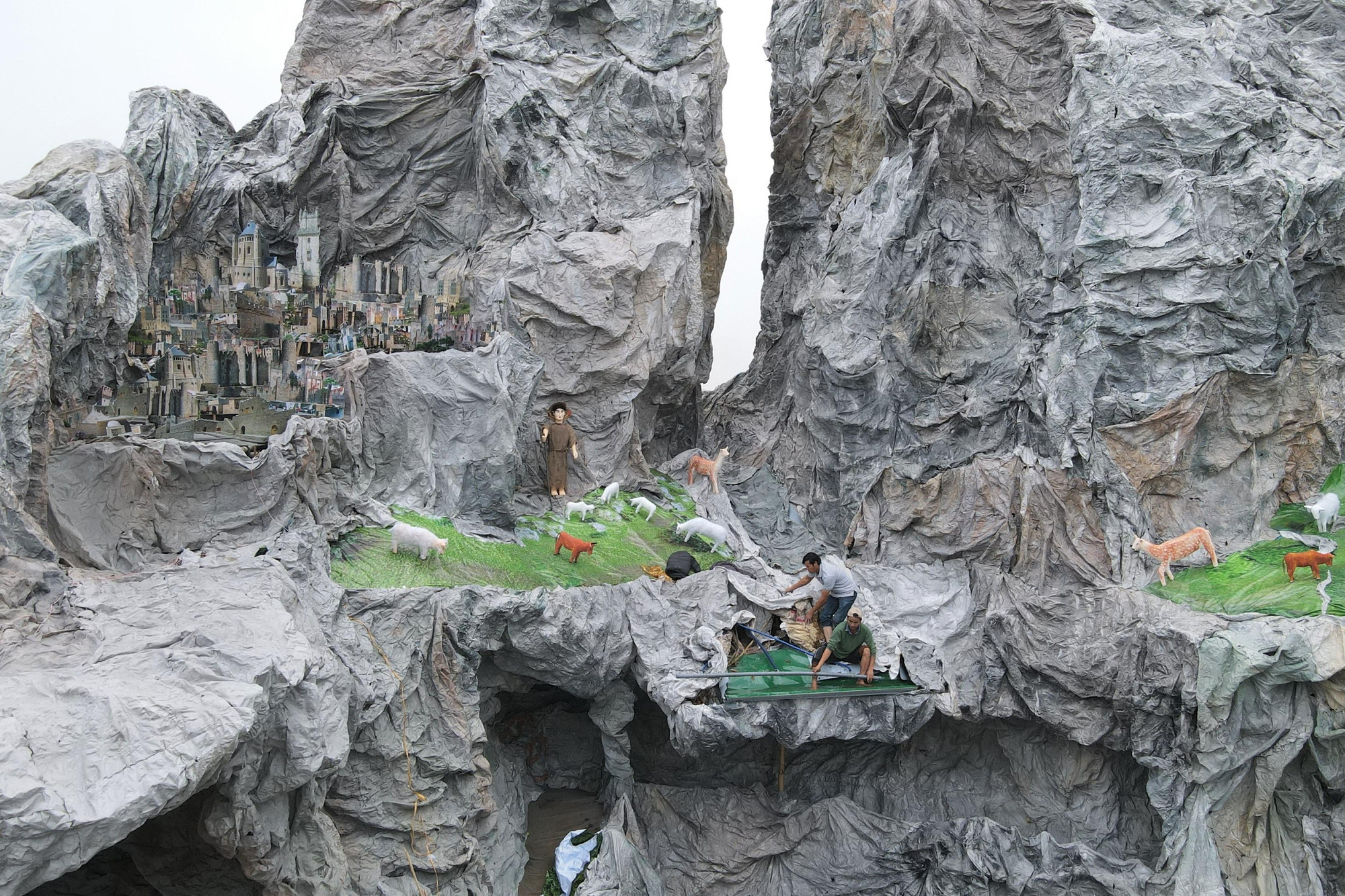 Hiện tại, hang đá Bê-lem đã xong toàn bộ khung và người dân đang làm các tiểu cảnh trong khuôn viên hang đá như trồng cây, làm thác nước,… Hiện tại, hang đá Bê-lem đã xong toàn bộ khung và người dân đang làm các tiểu cảnh trong khuôn viên hang đá như trồng cây, làm thác nước,…