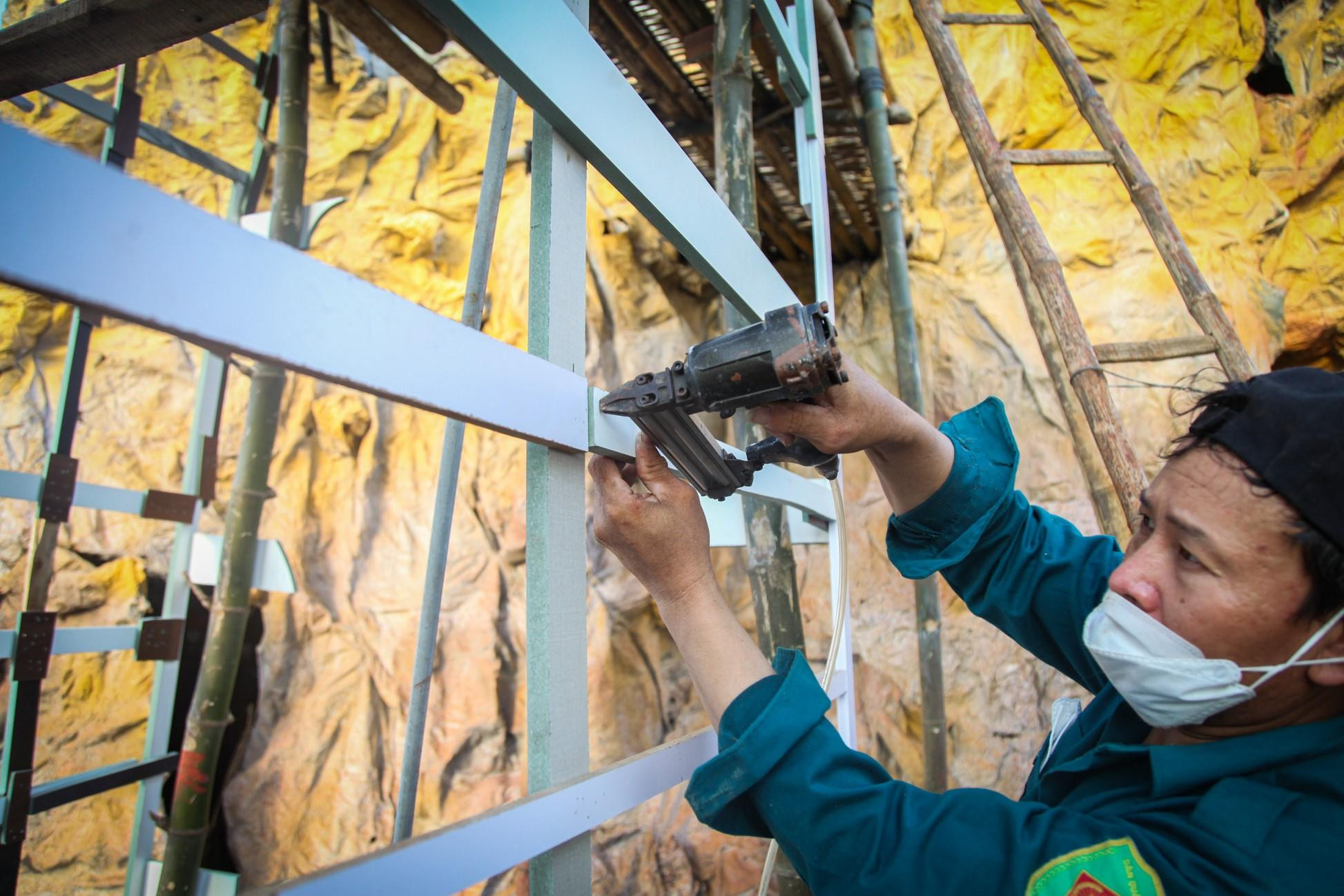 Từng chi tiết được lắp ghép vô cùng tỉ mỉ. Từng chi tiết được lắp ghép vô cùng tỉ mỉ.